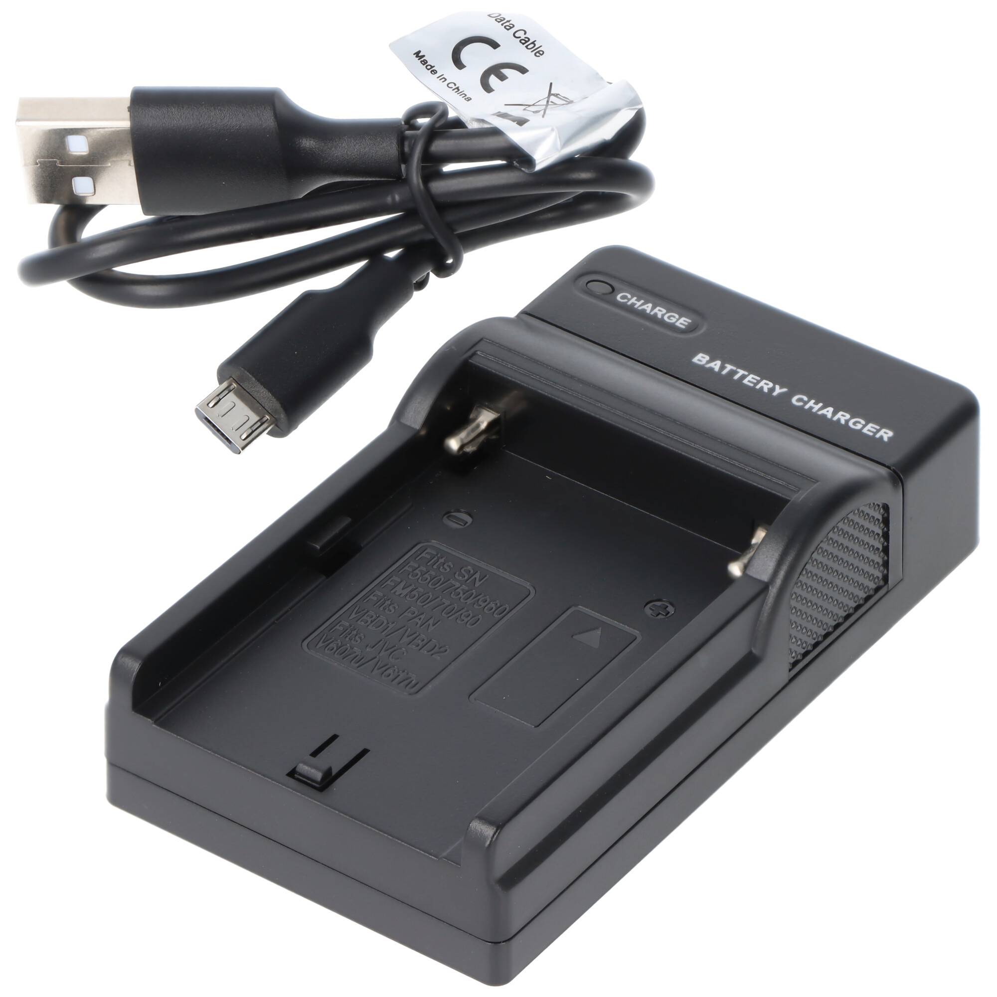 Ein schwarzes Batteriladegerät mit USB-Ladekabel und Steckeradapter, das für wiederaufladbare Batterien konzipiert ist, wird auf weißem Hintergrund dargestellt.