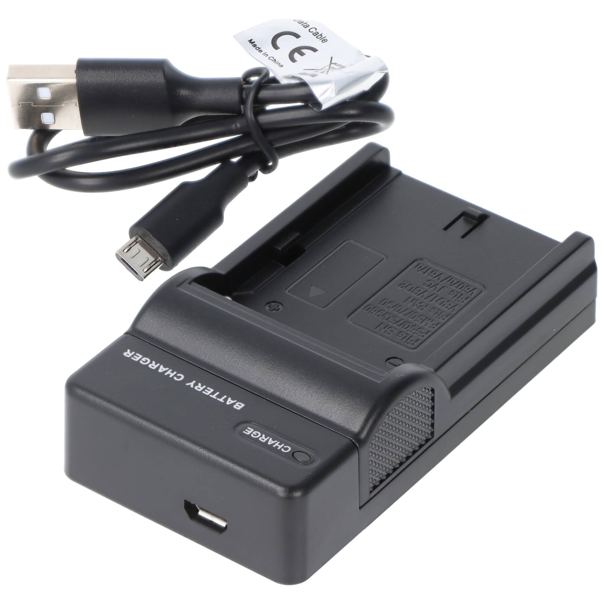 Ein schwarzes Batteriladegerät mit USB-Kabel, mit einem Schlitz zum Einführen von Batterien und gekennzeichnet mit „Aufladen