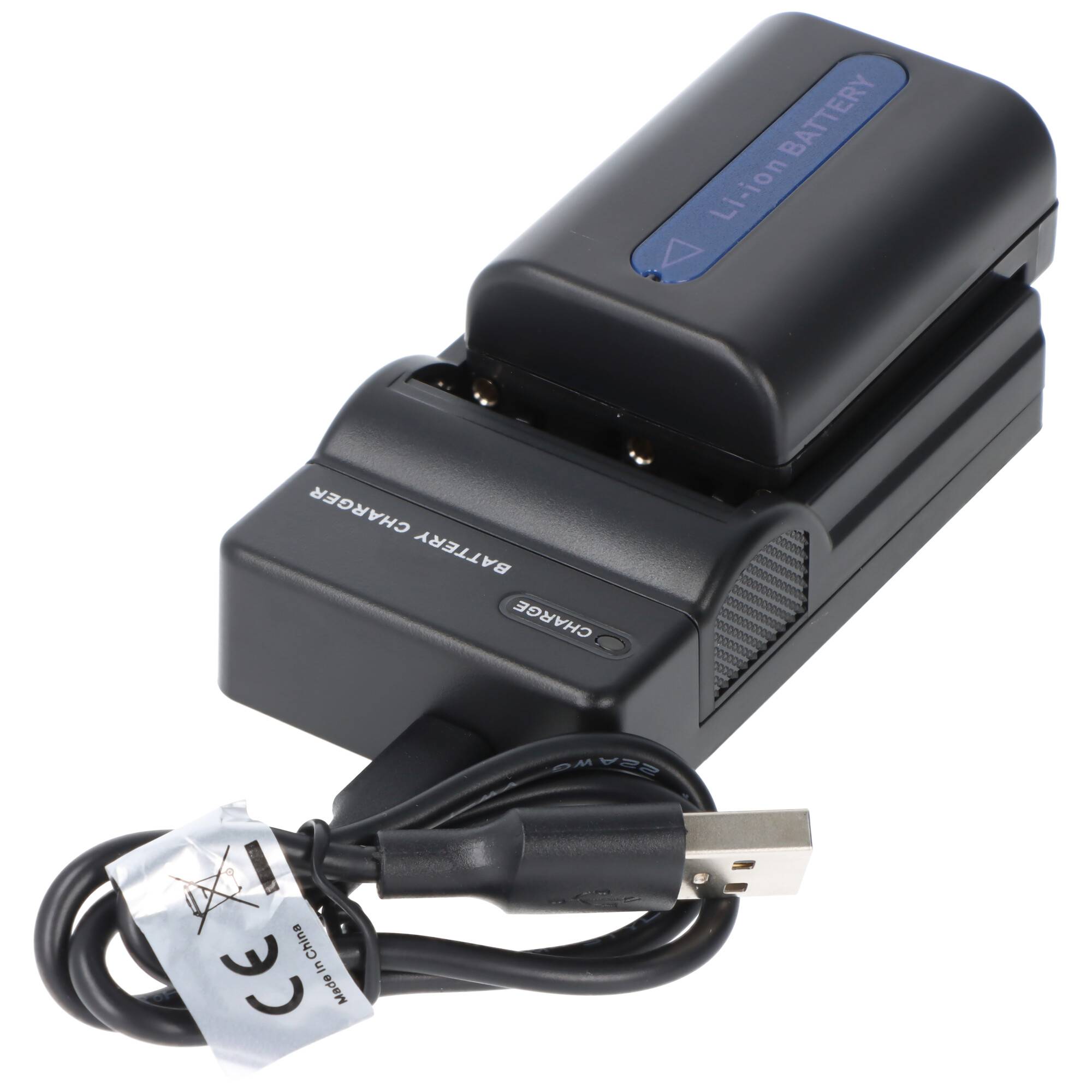 Ein schwarzes Batterieladegerät mit angeschlossenem USB-Kabel, das für Li-Ionen-Batterien ausgelegt ist, ruht auf einer einfachen weißen Oberfläche.