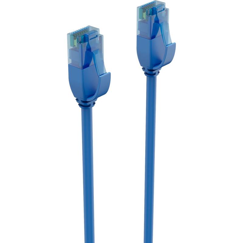 Zwei blaue Ethernet-Kabel mit transparenten Steckern sind aufrecht positioniert und zeigen ihr Design für Netzwerkverbindungen.