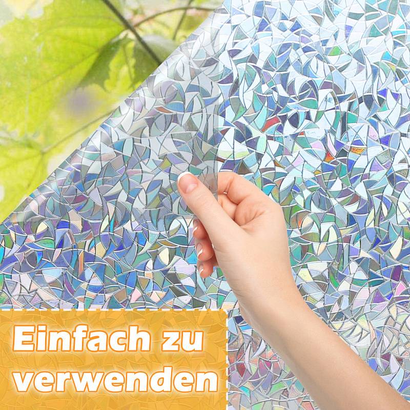 Eine Hand bringt einen reflektierenden, mosaikgemusterten Fensterfilm neben grüne Blätter an. Der Text auf dem Film lautet „Einfach zu verwenden