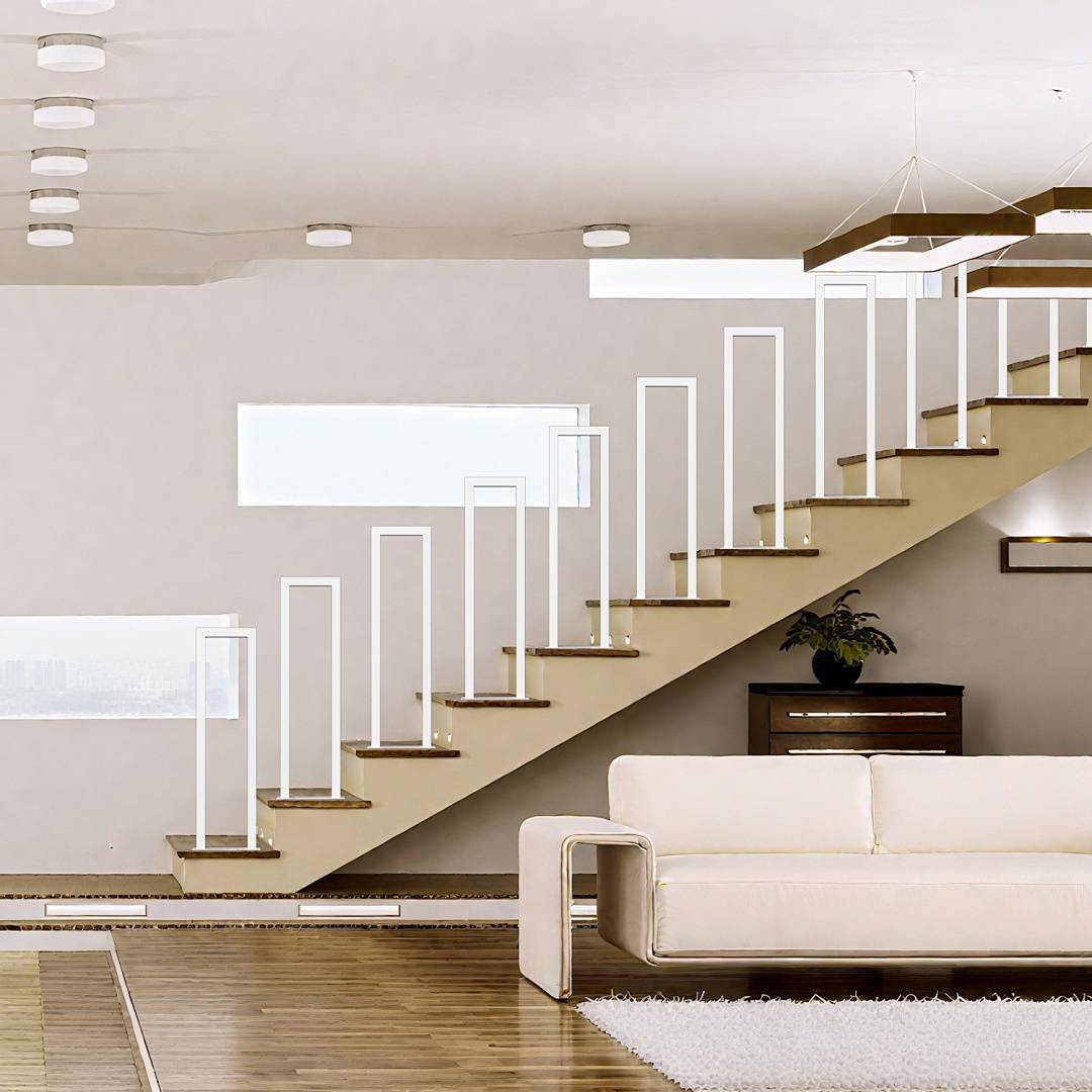 Modernes Wohnzimmer mit einer minimalistischen Treppe, weißen Wänden, Parkettboden, einem beigen Sofa und einer Pendelleuchte darüber.