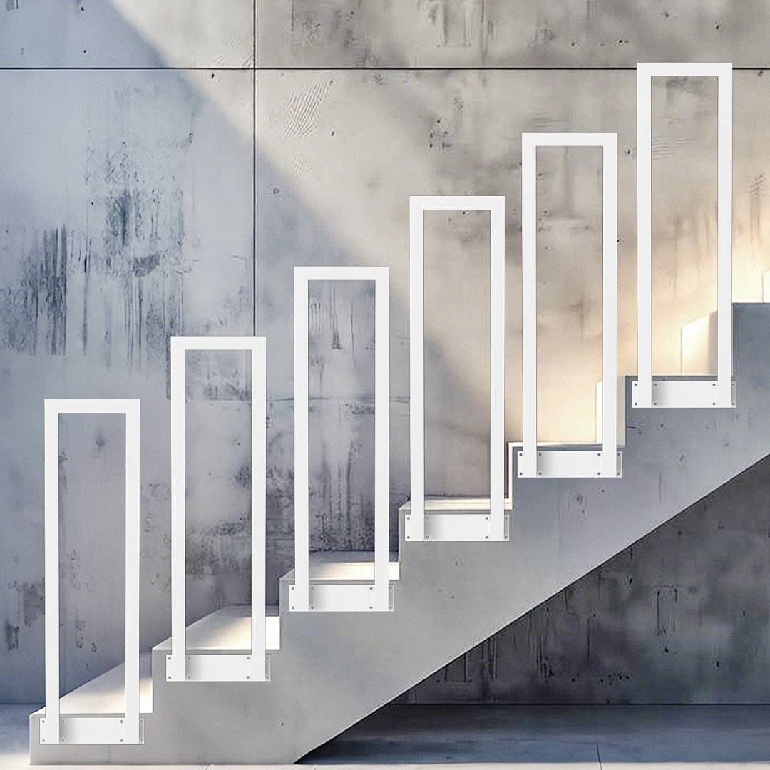 Eine moderne Treppe mit weißen geometrischen Rahmen wirft künstlerische Schatten auf eine Betonwand in einer minimalistischen Umgebung.