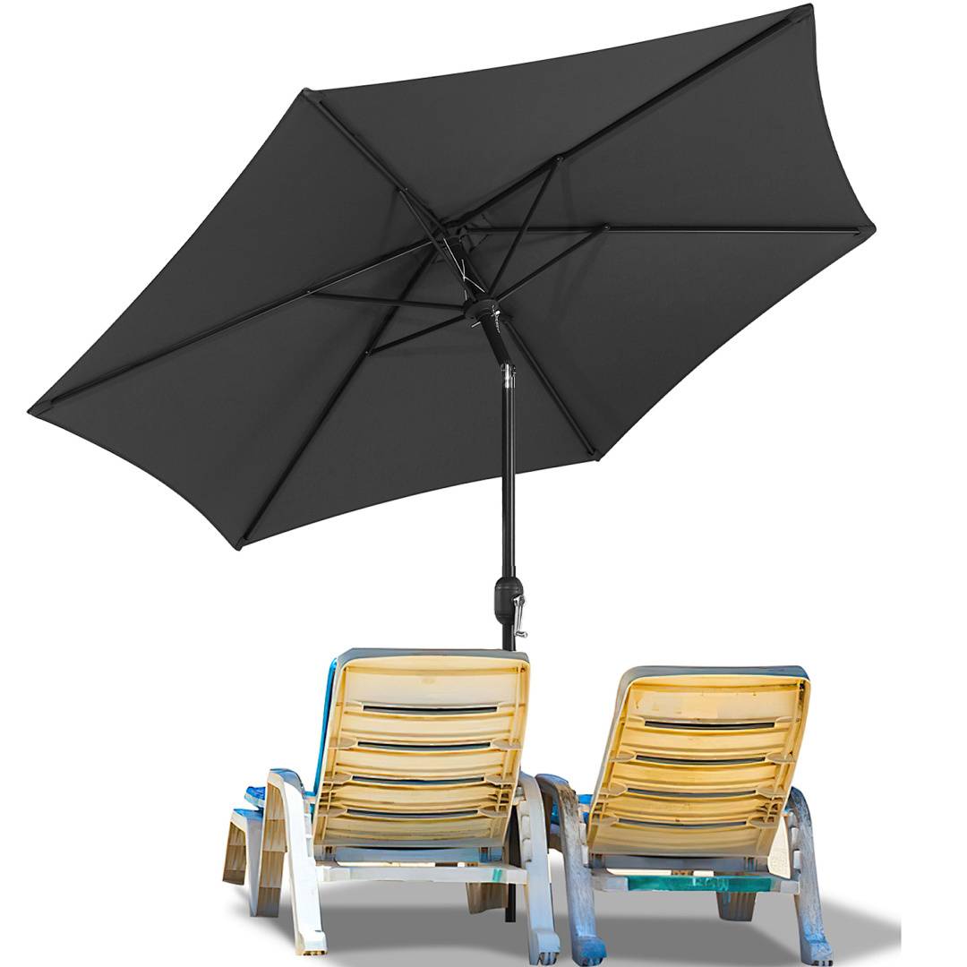 Zwei leere Liegestühle unter einem großen schwarzen Schirm an einem sonnigen Tag, was auf eine entspannende Außenumgebung hindeutet.