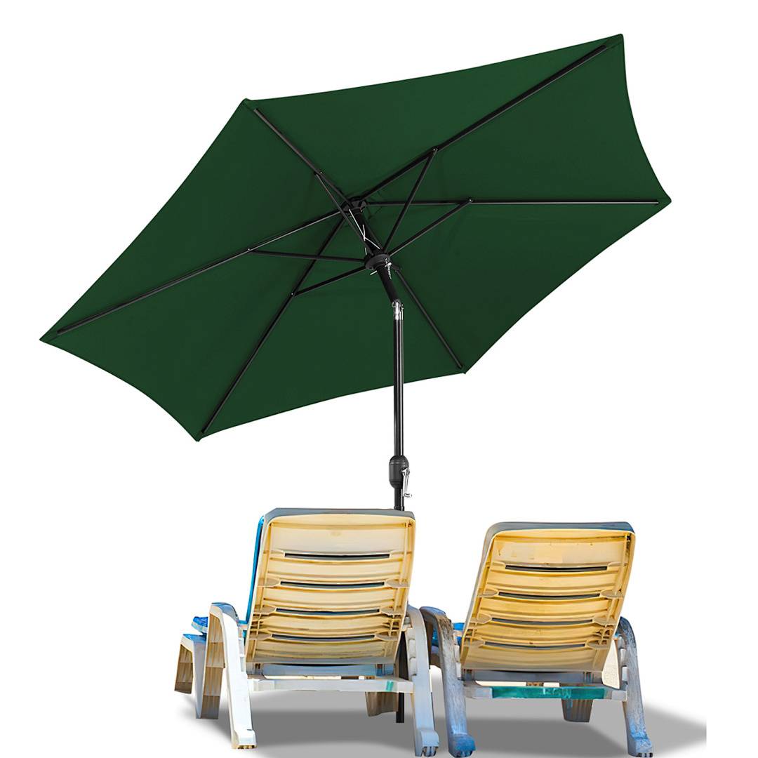 Zwei Liegestühle unter einem großen grünen Sonnenschirm bieten schattige Sitzgelegenheiten und deuten auf eine entspannende Outdoor-Umgebung für Freizeit oder Urlaub hin.