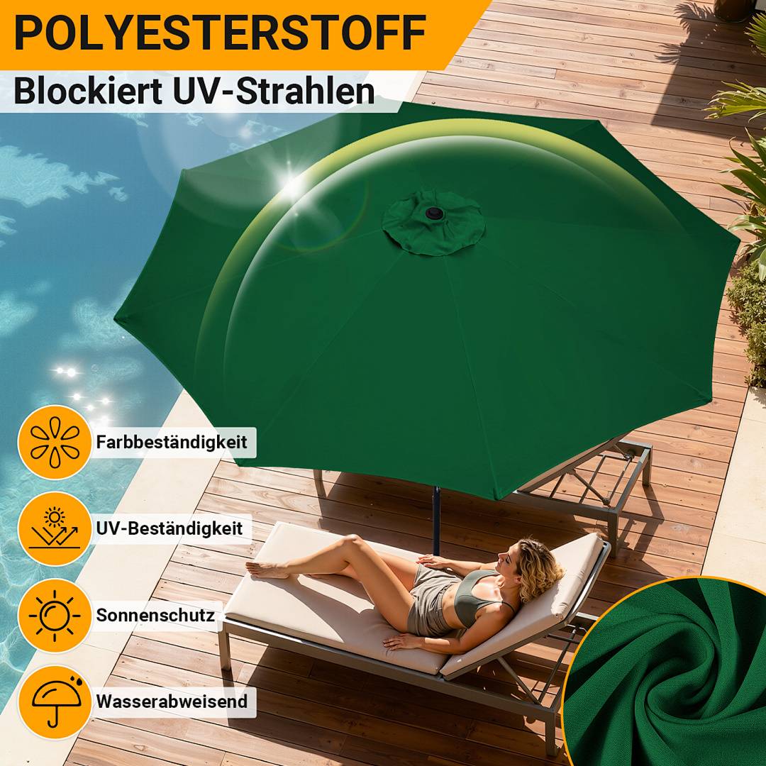 Eine Person entspannt sich auf einer Poolside-Liegestühle unter einem großen grünen Schirm. Der Text auf Deutsch hebt den UV-Schutz des Stoffes und seine Wasserfestigkeit hervor.