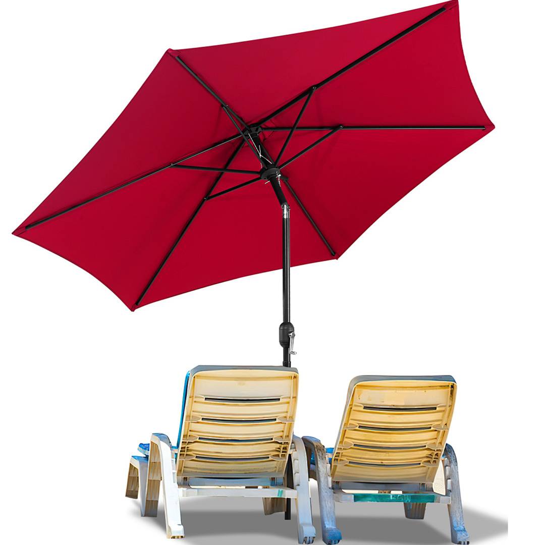 Zwei gelbe Loungesessel unter einem großen roten Sonnenschirm auf einer ebenen Fläche, was auf eine sonnige Entspannungsatmosphäre im Freien hindeutet.