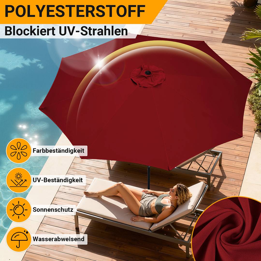 Eine Person entspannt sich auf einer Sonnenliege unter einem roten Sonnenschirm auf einer Holzterrasse. Icons heben die Farbechtheit, UV-Beständigkeit, Sonnenschutz und Wasserabweisung hervor.