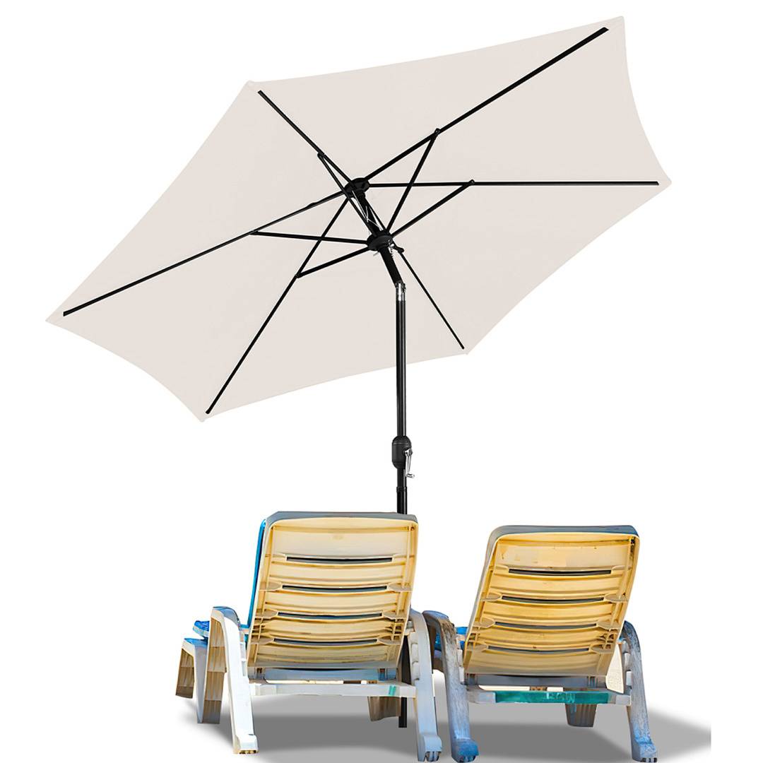 Zwei Liegestühle unter einem großen, offenen Strandschirm. Die Anordnung deutet auf eine entspannende Außenumgebung hin, wahrscheinlich am Strand oder am Poolbereich.