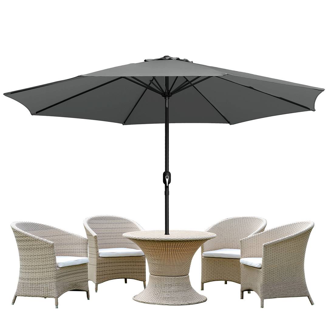 Gartenmöbel-Set für die Terrasse mit großem Schirm, vier Korbstühlen und rundem Tisch, geeignet für Zusammenkünfte und Entspannung.