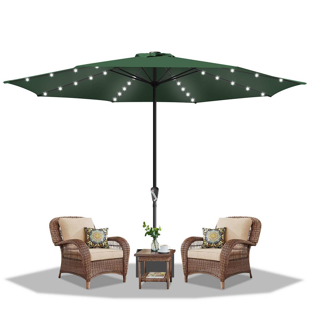 Ein großer Outdoor-Terrassenschirm mit Lichtern bedeckt zwei Korbstühle und einen kleinen Tisch. Die Anordnung deutet auf einen komfortablen, schattigen Sitzbereich hin.