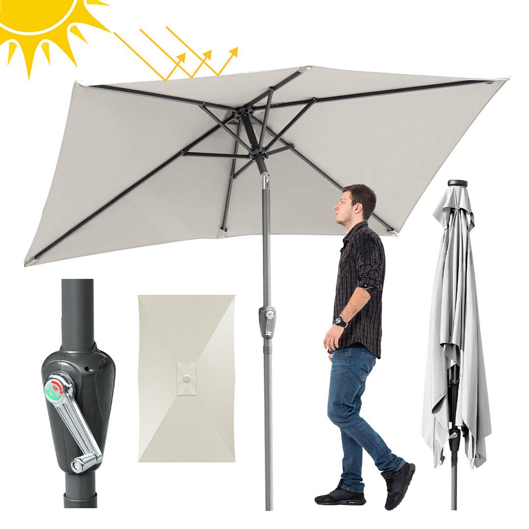 Ein Mann stellt einen großen roten Terrassenschirm mit Kurbel ein, der zum Schutz vor Sonnenlicht konstruiert ist, mit Ansichten des Schirms in geöffnetem und geschlossenem Zustand.