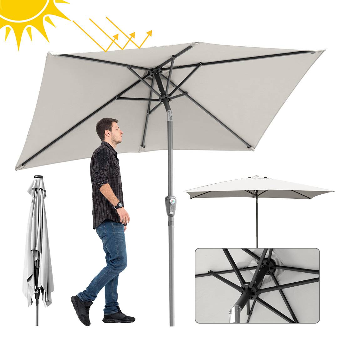 Ein Mann stellt einen großen weißen Außenschirm in der Sonne ein. Einfügungen zeigen den Neigungsmechanismus des Schirms und die zusammengeklappte Position.