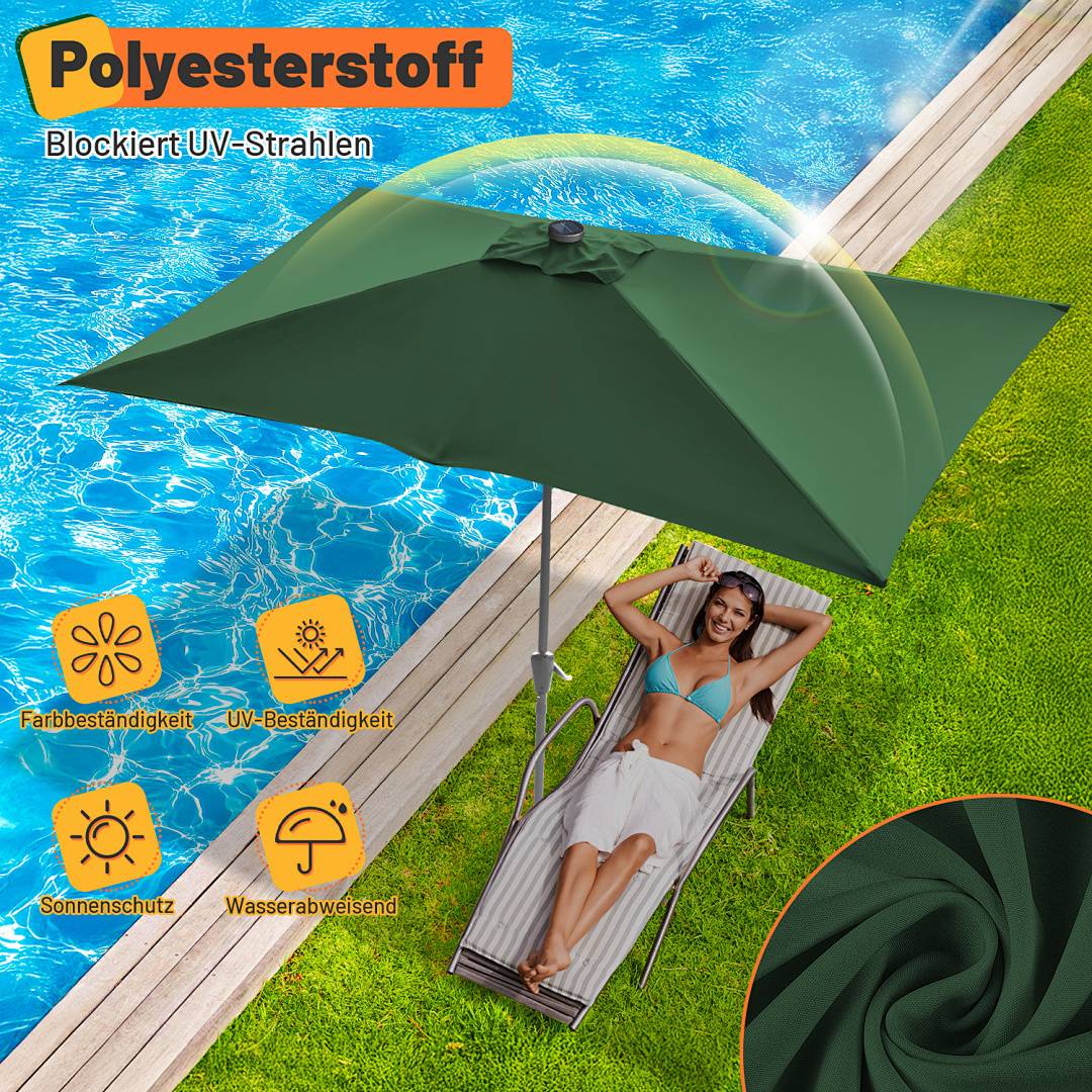 Eine Frau entspannt sich auf einer Liege neben einem Pool unter einem grünen Sonnenschirm, der UV-Strahlen abhält. Der Text hebt die Vorteile des Stoffes hervor: „UV-beständig