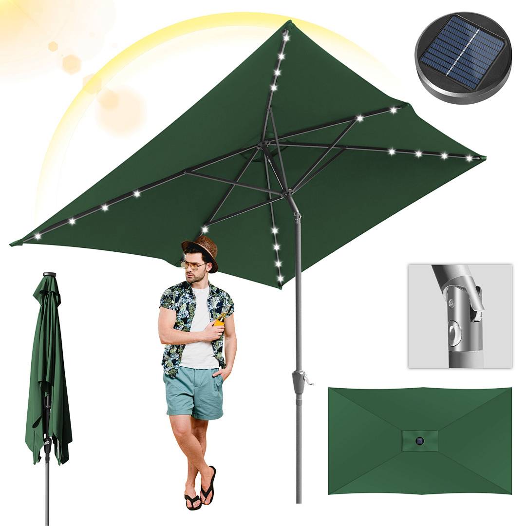 Ein Mann steht unter einem großen dunkelgrünen Terrassenschirm mit solarbetriebenen LED-Leuchten. In der Nähe befinden sich eine Solaranlage und eine Ansicht des zusammengeklappten Schirms.