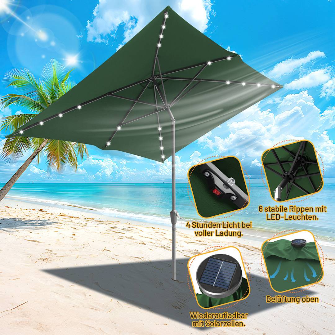 Ein grüner Sonnenschirm mit LED-Lichtern steht auf einem Sandstrand unter klarem Himmel mit einem Palmbaum in der Nähe. Einschübe heben Merkmale wie Solarladung und LED-Beleuchtung hervor.