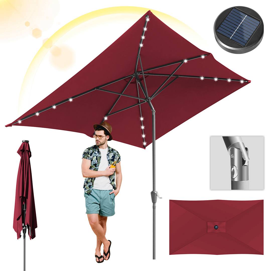 Ein Mann steht neben einem großen roten Terrassenschirm mit solarbetriebenen LED-Leuchten. Das Bild zeigt den Schirm offen, geschlossen und eine Vergrößerung des Solarpanels.