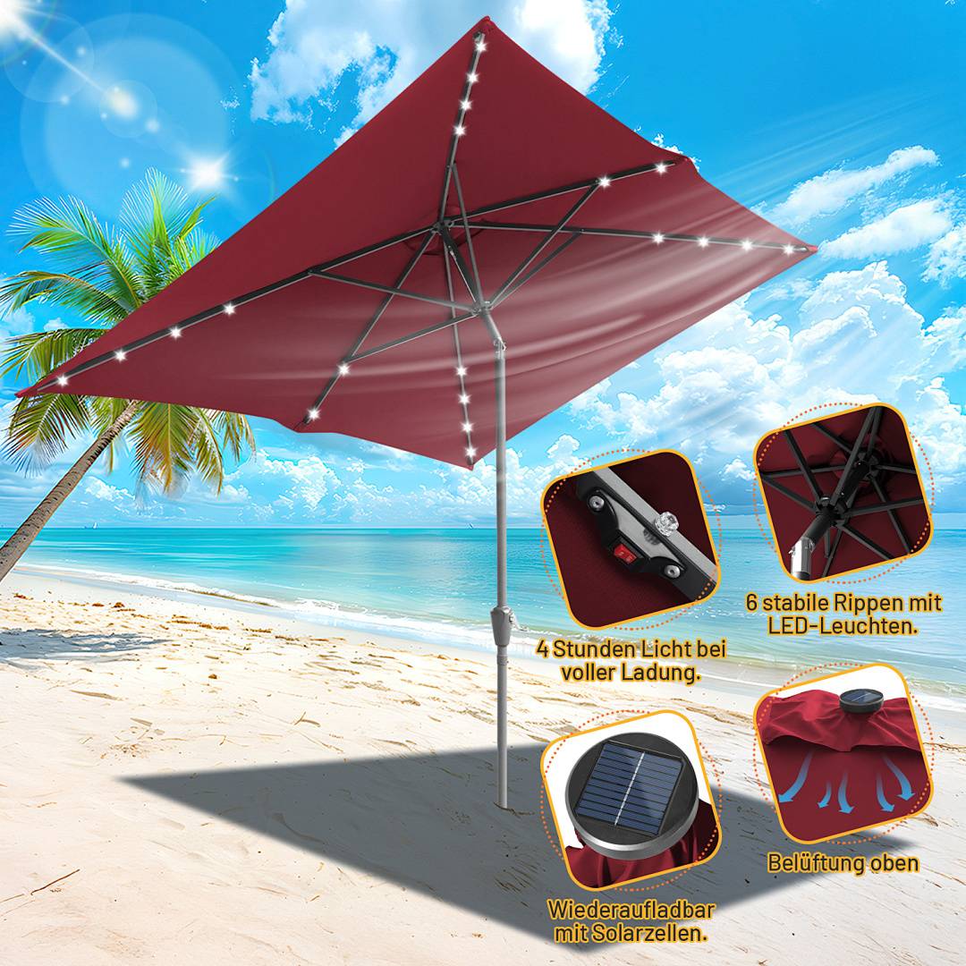 Ein roter Strandschirm mit LED-Leuchten steht auf einem Sandstrand neben einer Palme unter blauem Himmel. Eingefügte Bilder zeigen die Merkmale: LED-Leuchten, Solarpanel, Rippen und Ladegerät.