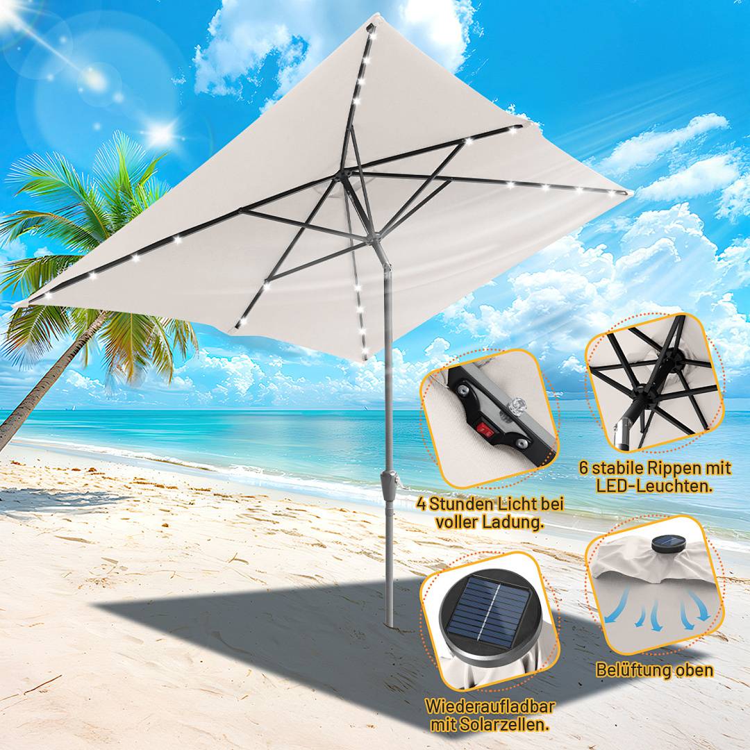 Ein weißer Strandschirm mit Solarpanel betreibt LED-Leuchten entlang seiner Rippen. Er spendet Schatten an einem sonnigen Strand mit Palmen und Ozean im Hintergrund.