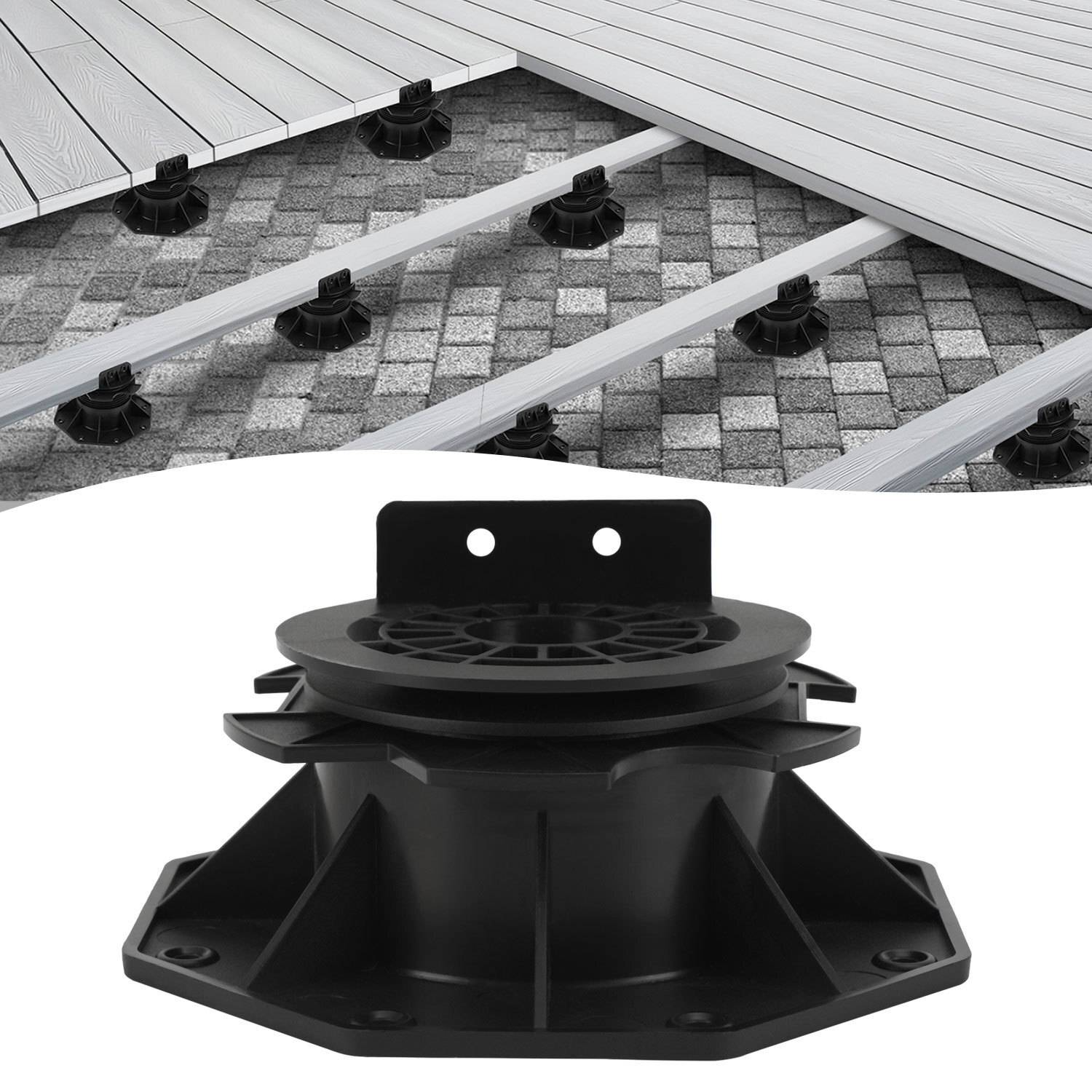 Verstellbare Terrassenpodeste stützen ein Holzdeck auf einer Kiesfläche, wobei Höhenregelungsfunktionen auf der Unterseite sichtbar sind.