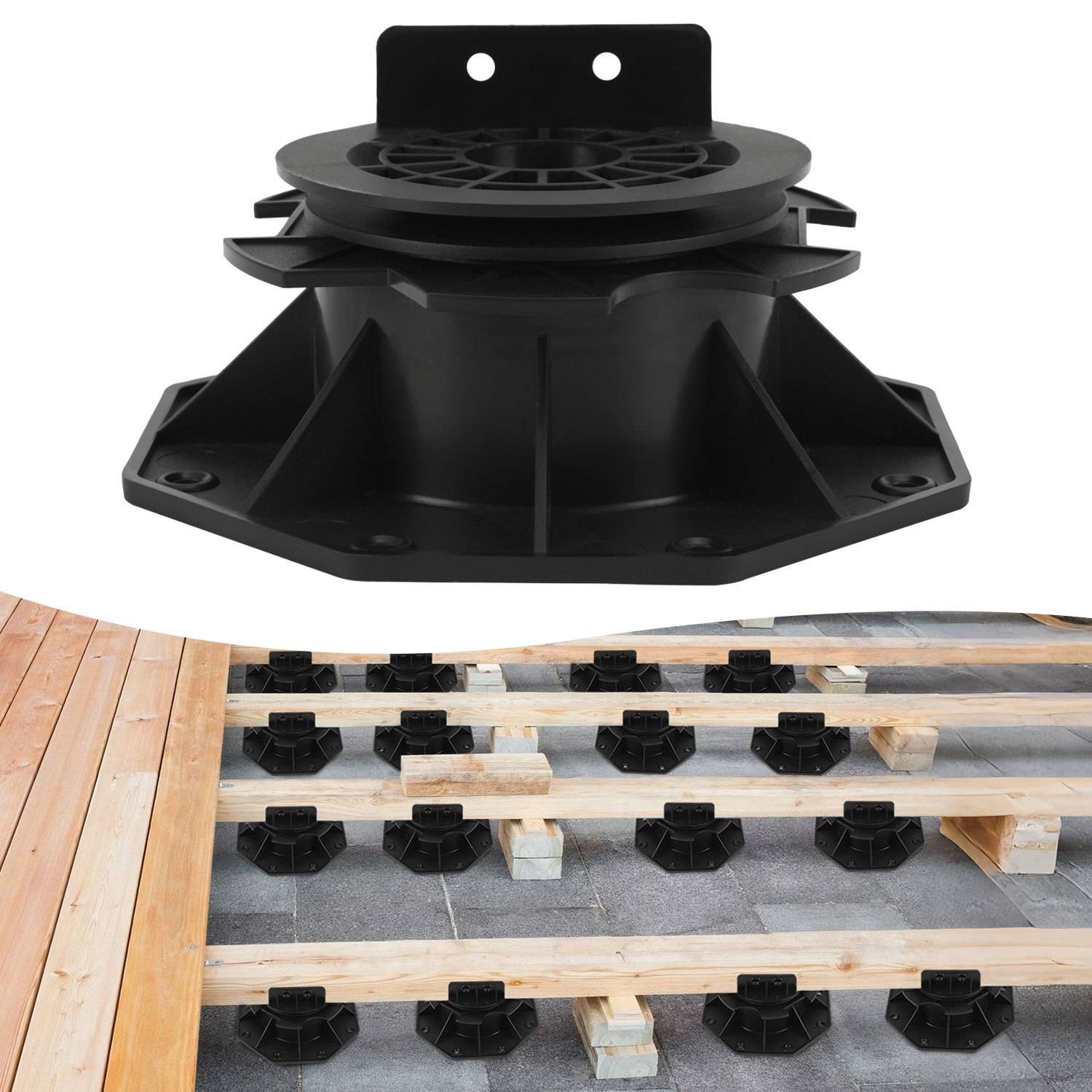 Eine Serie von verstellbaren Kunststoffpodesten, die Holzbalken auf einer gefliesten Oberfläche abstützen, was auf die Installation eines erhöhten Terrassensystems hinweist.