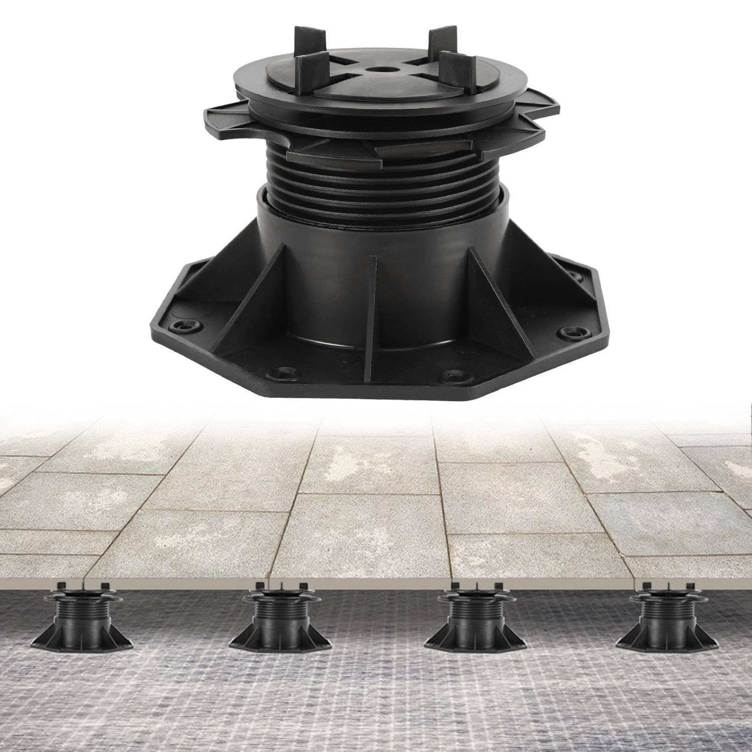 Verstellbare Sockelbefestigung über einer Außenterrassenfläche angezeigt, die ihre Verwendung zum Erheben von Terrassenplatten für Entwässerung und Ausgleich veranschaulicht.