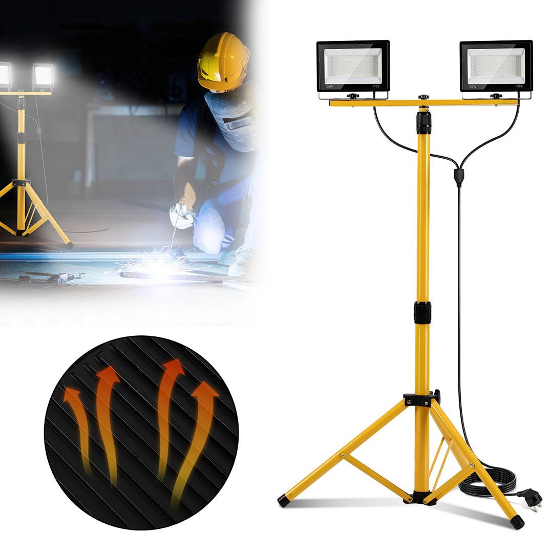 Einstellbare gelbe Arbeitsleuchte auf Stativständer; doppelte Flutlichter beleuchten den Arbeitsbereich, ideal für Bau- oder Außenprojekte.