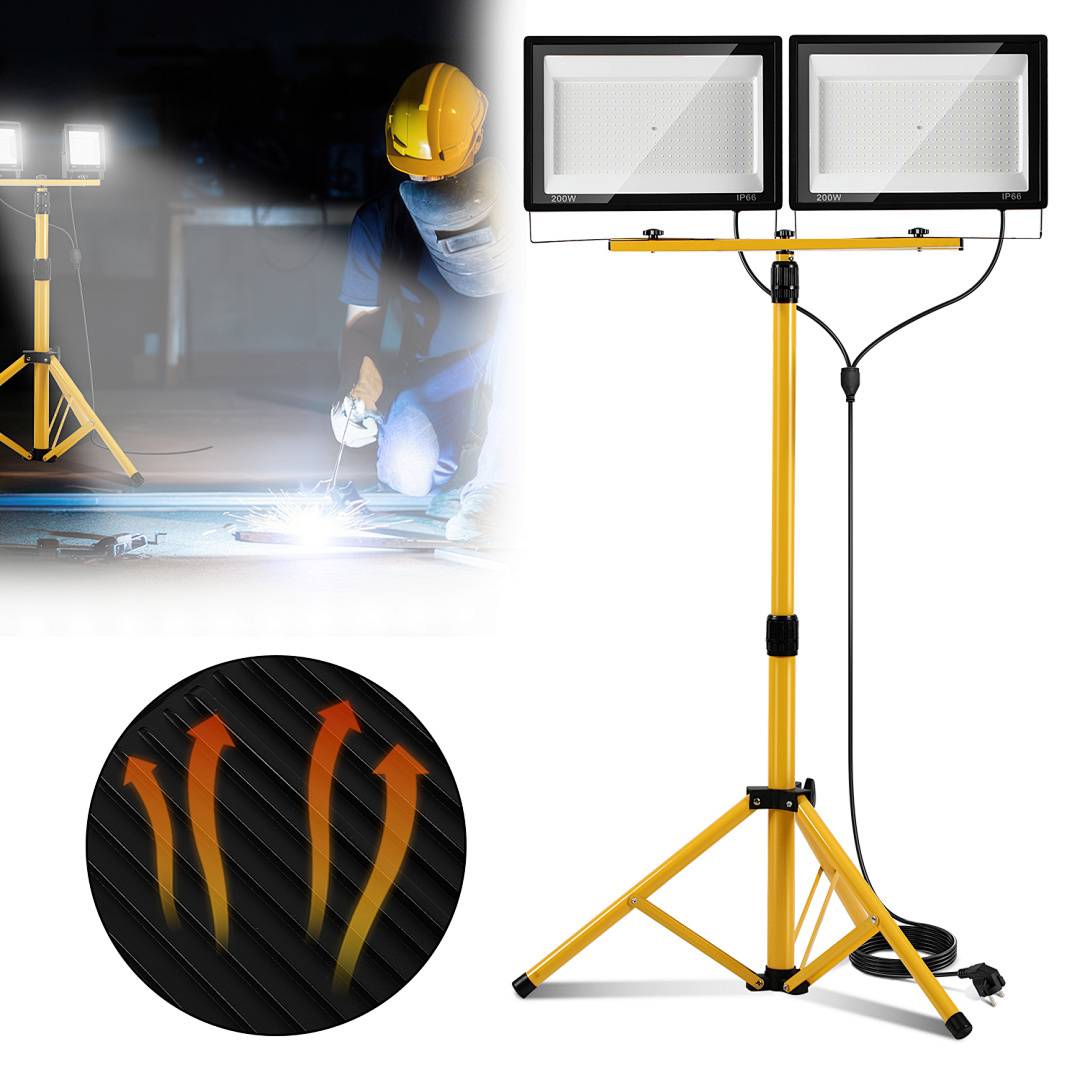 LED-Arbeitsleuchte auf einem Stativständer mit verstellbarer Höhe, die einen Arbeitsbereich beleuchtet. Verfügt über helles Licht für Bau- oder Reparaturarbeiten.