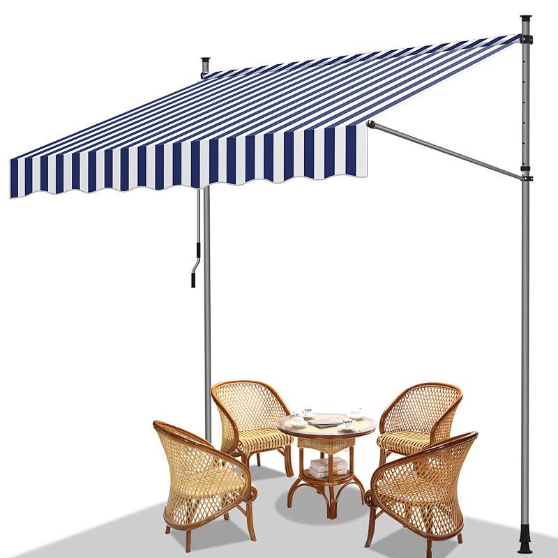 Outdoor-Terrassenmöbel-Set mit einem blau-weiß gestreiften Sonnendach über einem Tisch und vier Rattanstühlen. Die Anordnung deutet auf einen gemütlichen Außenessbereich hin.