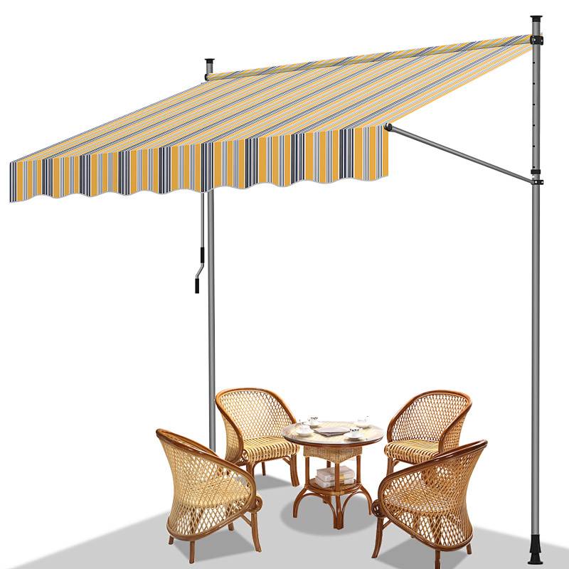 Eine gestreifte Außenmarkise, die Schatten über vier Korbstühlen und einem Tisch spendet und sich ideal für Terrassen- oder Gartenumgebungen eignet.