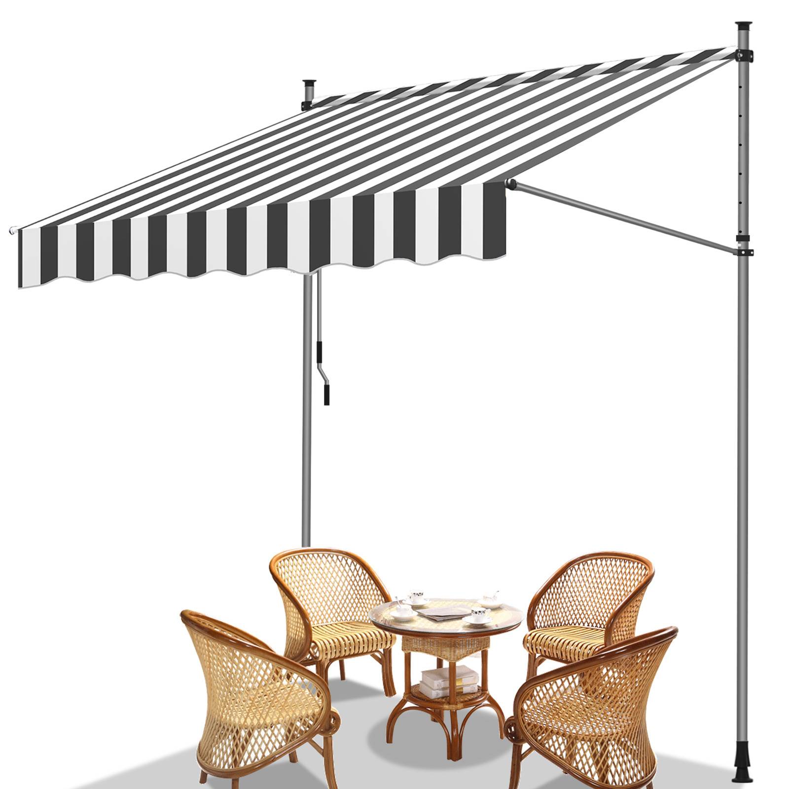 Eine Terrasse mit einer schwarz-weißen gestreiften Markise, die einen runden Tisch und vier Korbstühle bedeckt und einen schattigen Außensitzbereich schafft.