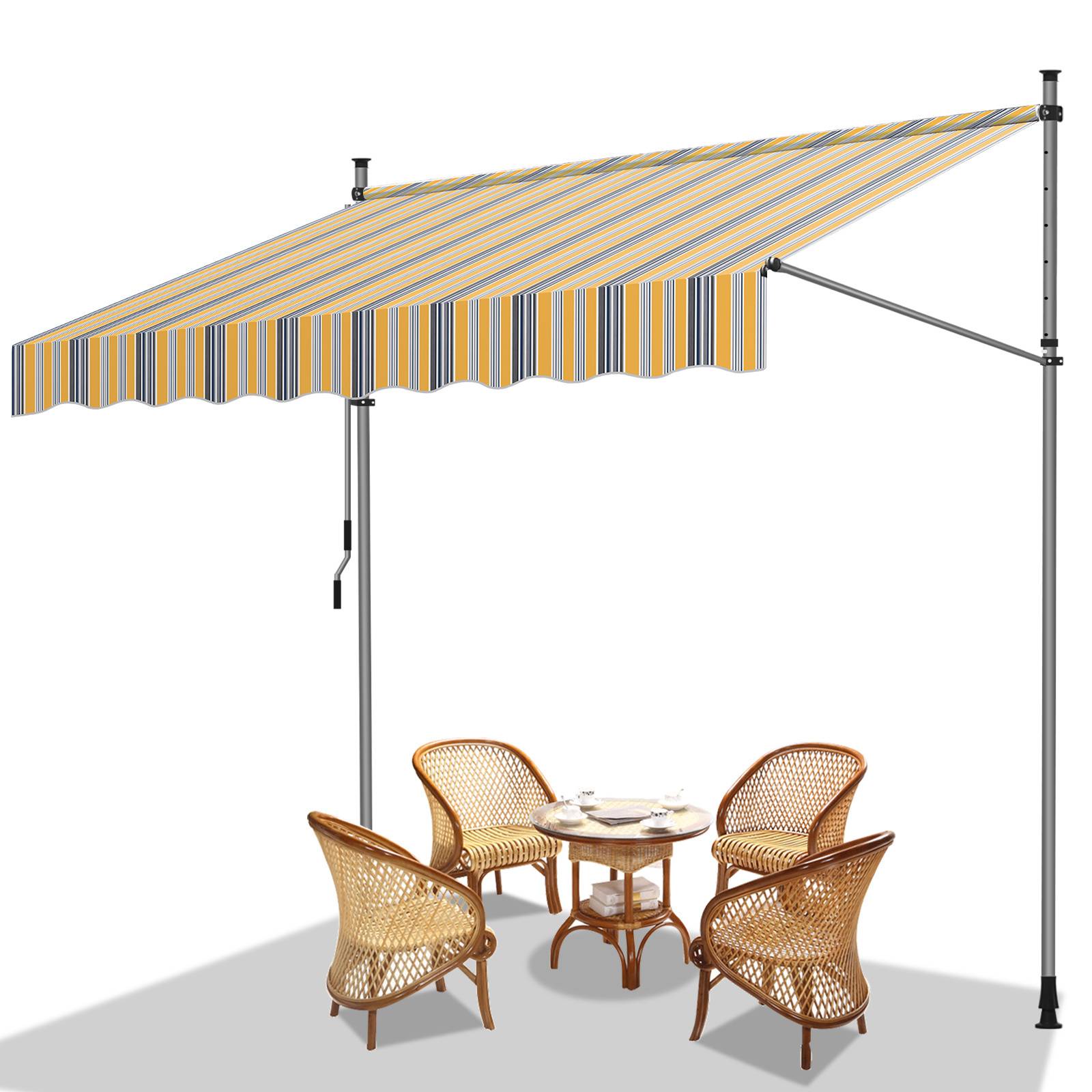 Gestreift gelb und blau gestreifte Markise über einem Terrassenmöbelset mit vier Korbstühlen und einem runden Tisch auf einer Terrasse.