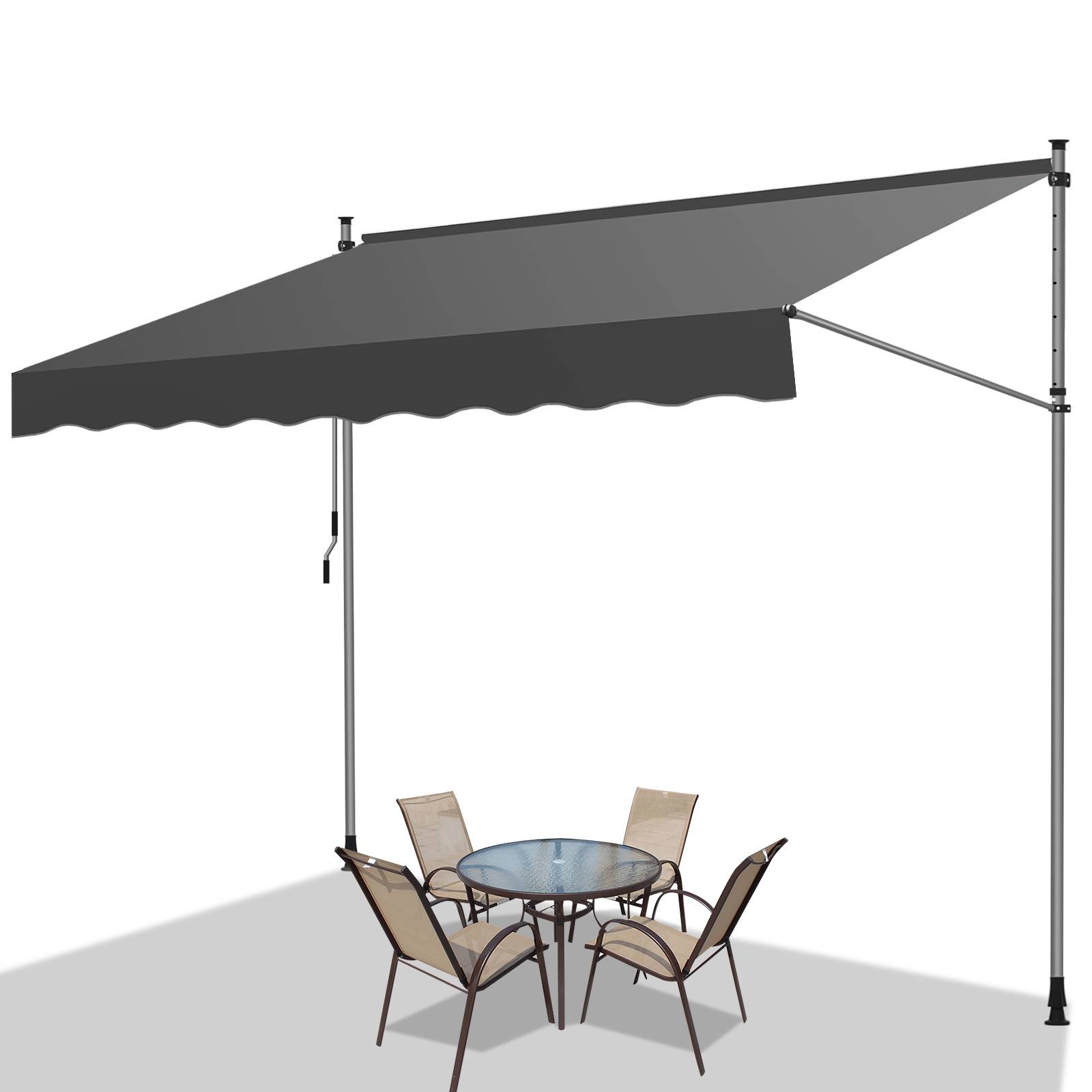 Ein Terrassensatz mit vier Stühlen und einem runden Glastisch unter einer großen, geneigten Markise, die Schatten spendet.