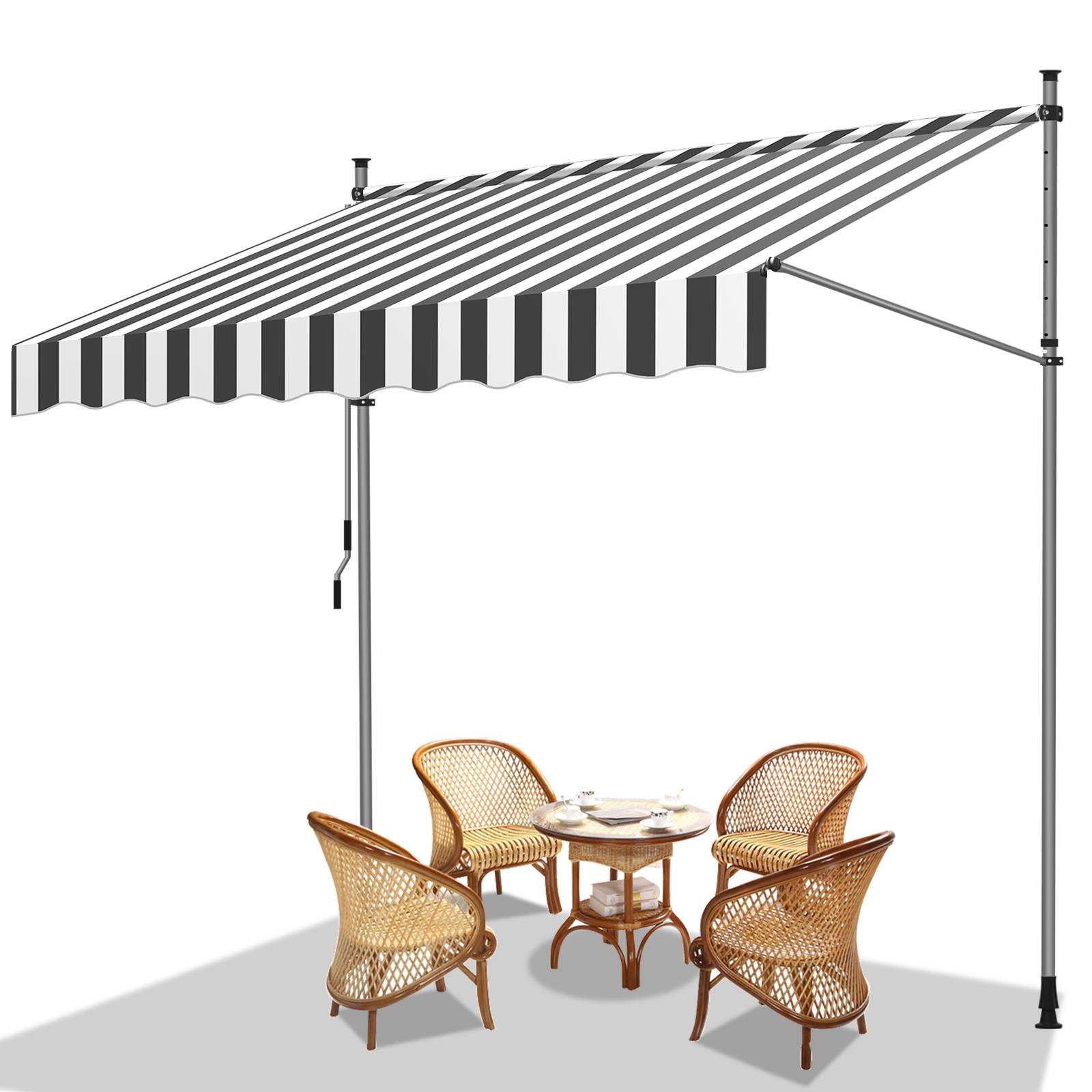 Ein weiß-schwarz gestreifter ausfahrbarer Markise spendet Schatten über vier Rattanstühle und einen kleinen runden Tisch und schafft damit einen gemütlichen Außenbereich zum Sitzen.