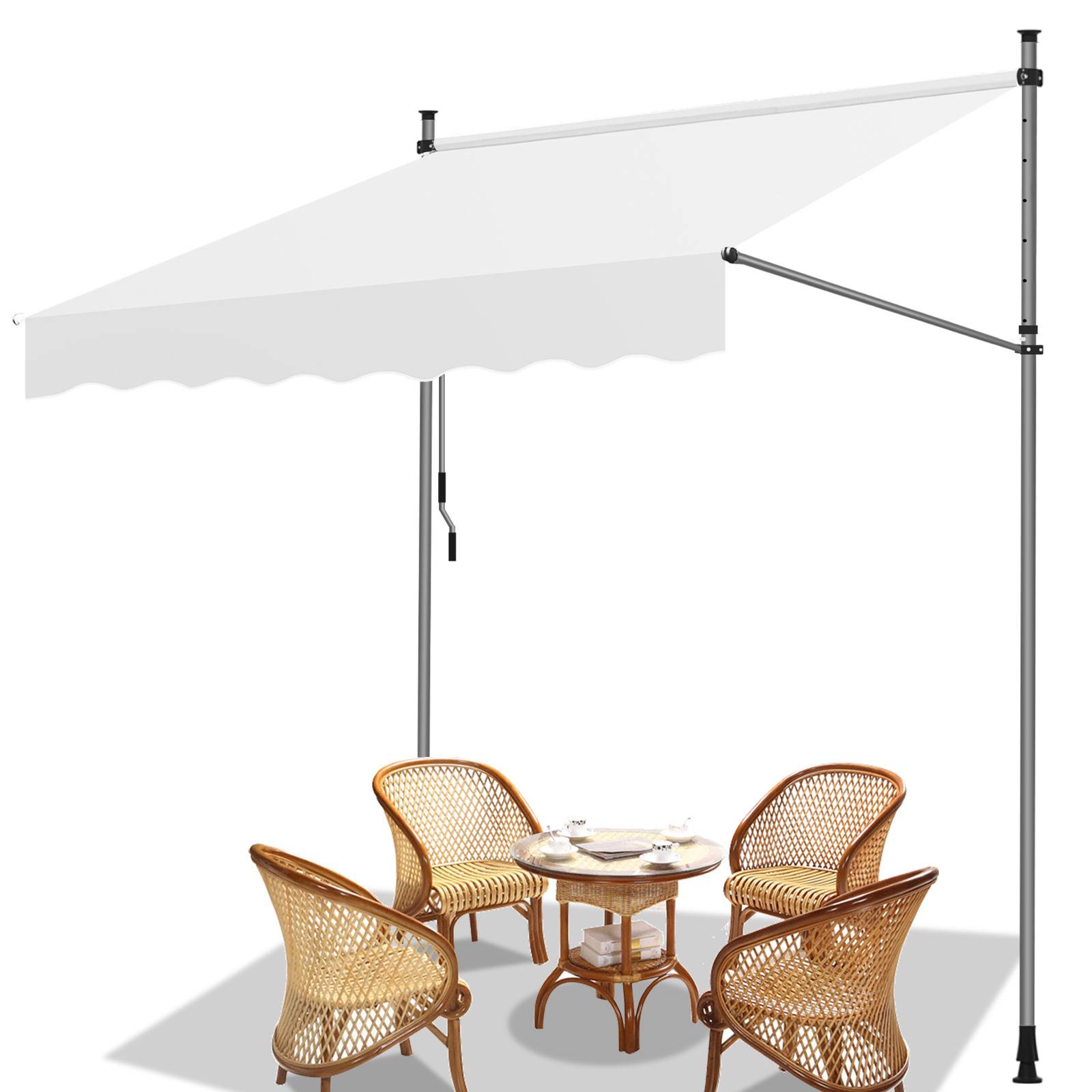 Outdoor-Terrassenaufbau mit einer einziehbaren Markise oben, die einen kleinen runden Tisch und vier Korbstühle, die um diesen herum angeordnet sind, beschattet.