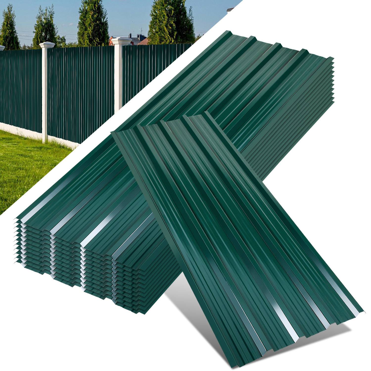 Ein Stapel grüner Metallzaunpaneele, die neben einem installierten Zaun auf Gras platziert sind, mit Bäumen und Himmel im Hintergrund.
