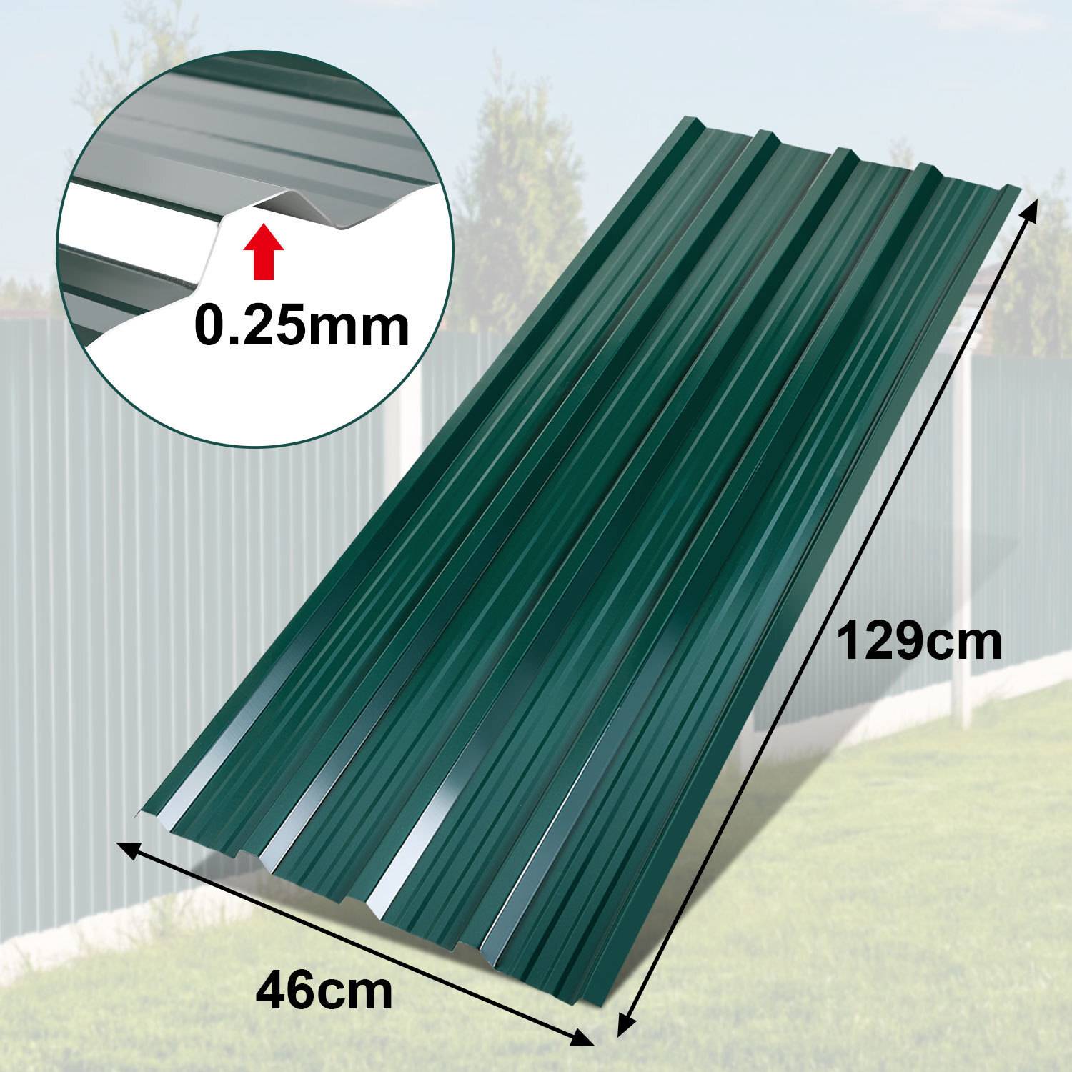 Ein Blatt glänzendes grünes wellverformtes Metall, Abmessungen 129 cm × 46 cm, mit einer Vergrößerung, die eine Dicke von 0,25 mm zeigt, im Freien aufgestellt.