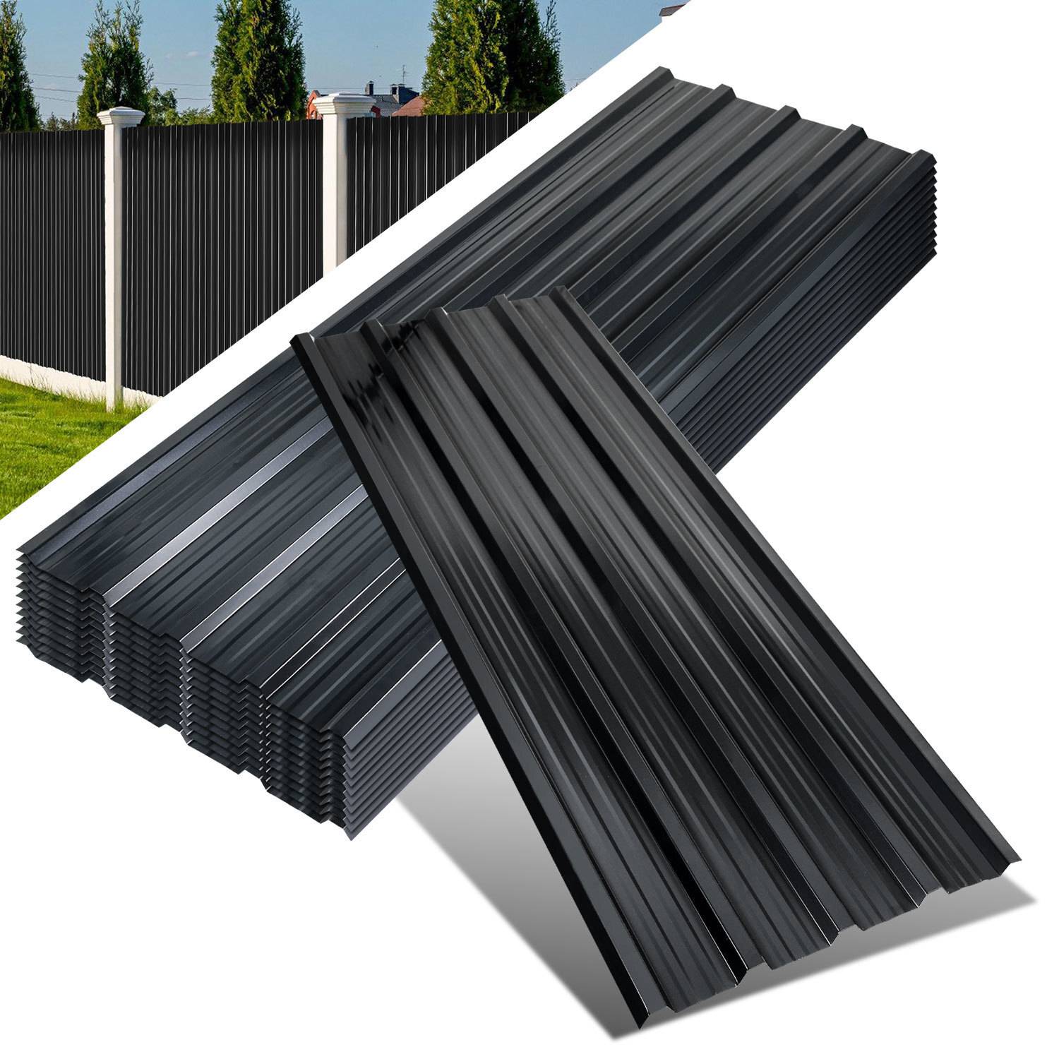 Wellblechplatten aus schwarzem Metall sind neben einem schwarzen Metallzaun gestapelt, mit Bäumen und klarem Himmel im Hintergrund.