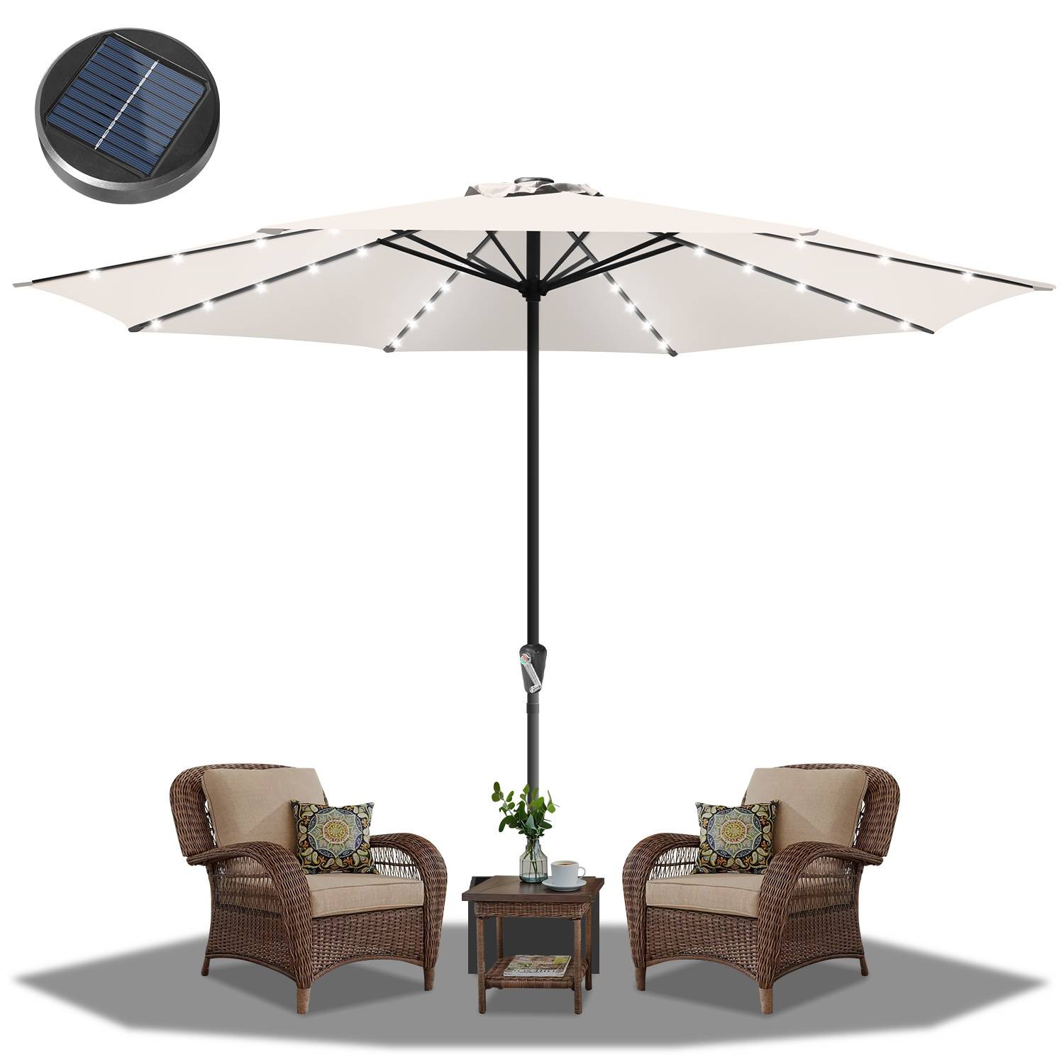 Gartenmöbel-Set für die Terrasse mit zwei Korbstühlen, einem zentralen Tisch mit Pflanze und einem großen cremefarbenen Sonnenschirm. Solarpanel für LED-Leuchten inklusive.