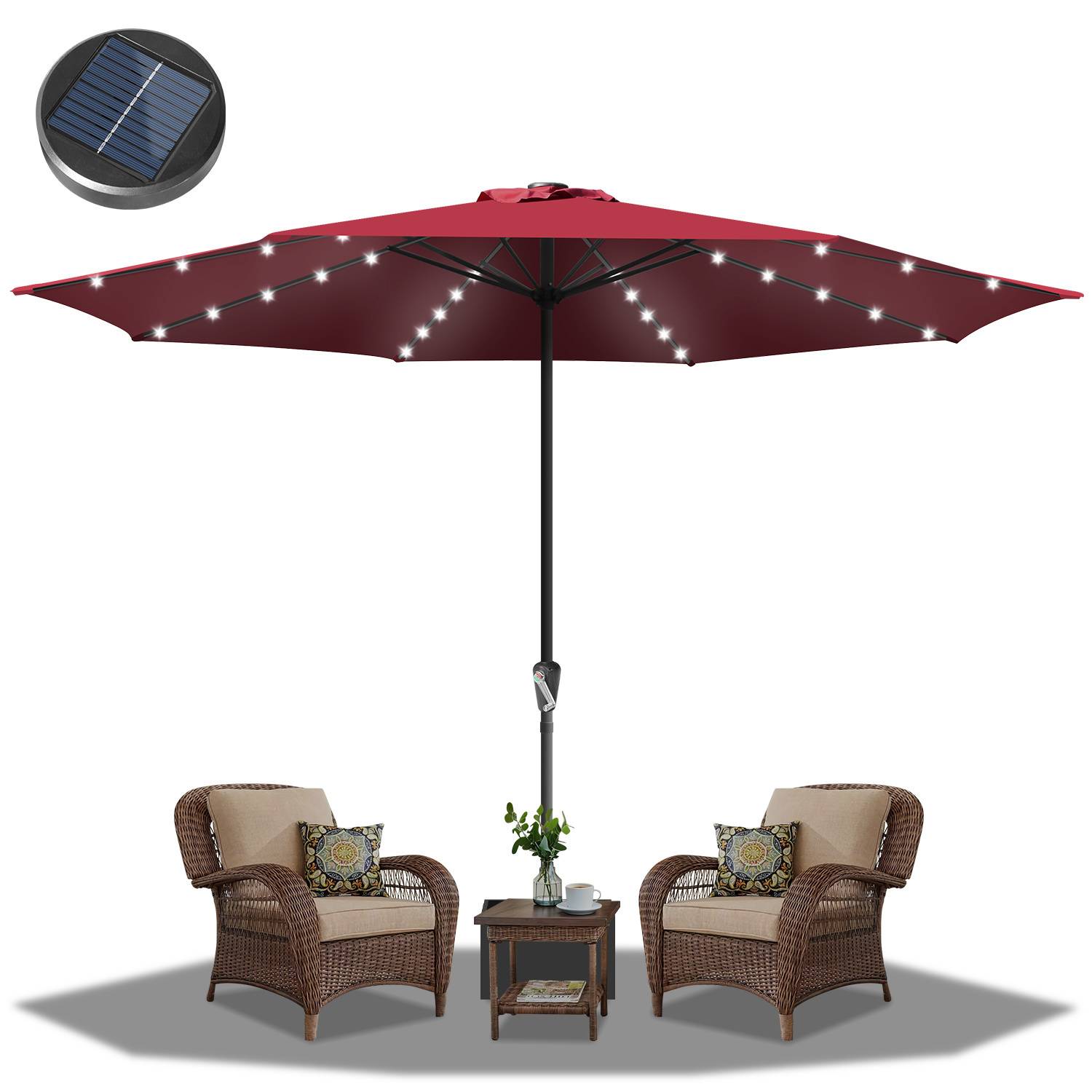 Großer roter Terrassenschirm mit solarbetriebenen LED-Leuchten, zwei Korbstühle mit Kissen und ein kleiner Tisch mit einer Pflanze darunter.