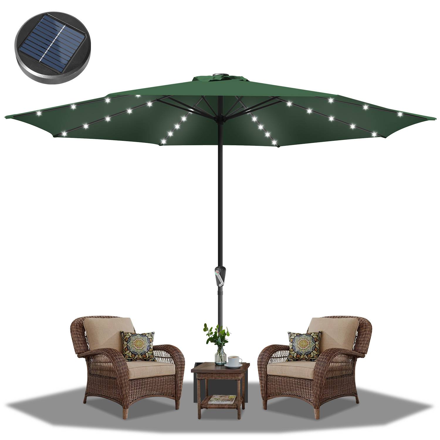 Ein großer, grüner Terrassenschirm mit Solarleuchten bedeckt zwei Korbstühle und einen kleinen Tisch mit einer Topfpflanze vor weißem Hintergrund.