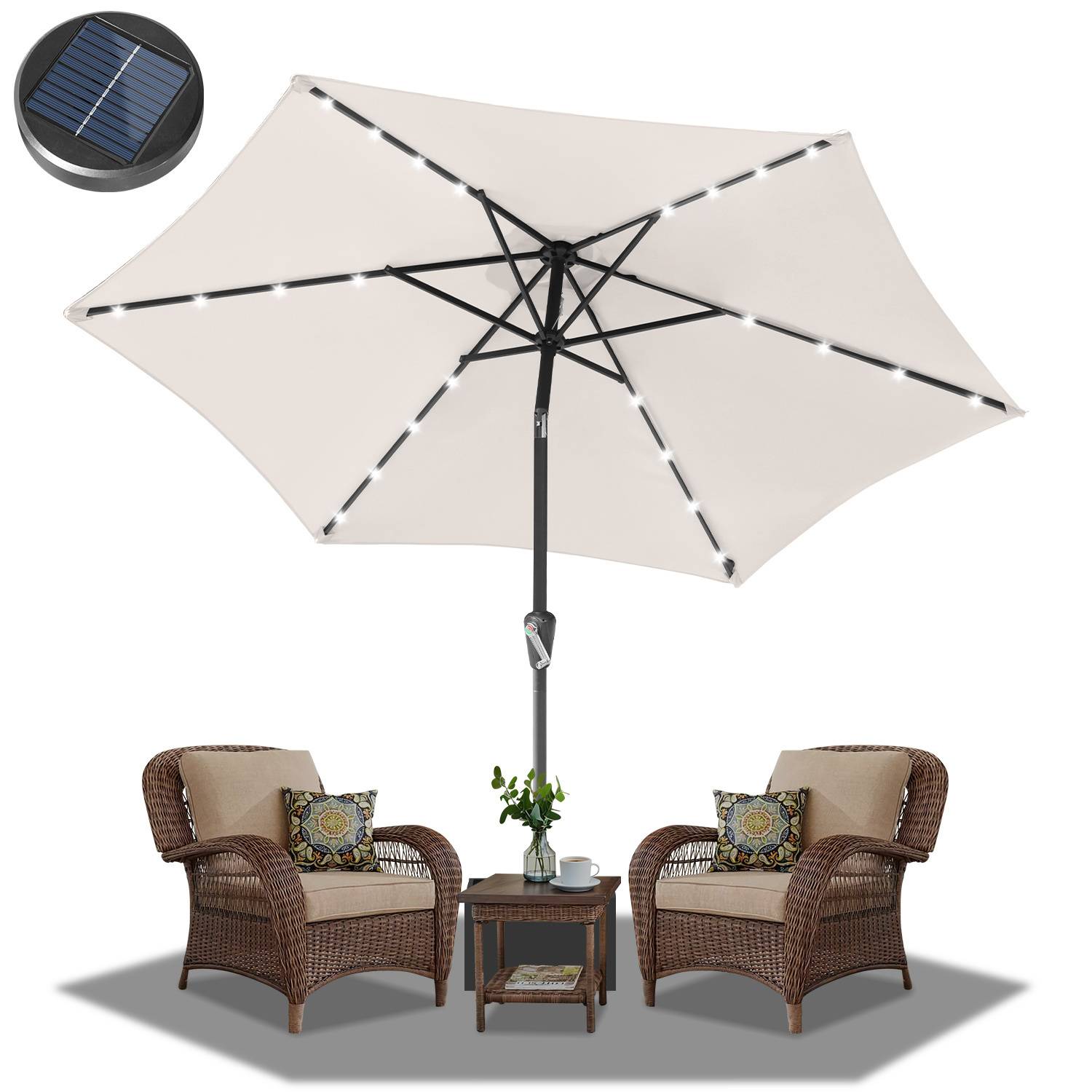 Eine Terrasseneinrichtung mit einem großen weißen Sonnenschirm mit solarbetriebenen LED-Leuchten, zwei Korbstühlen und einem kleinen passenden Tisch.
