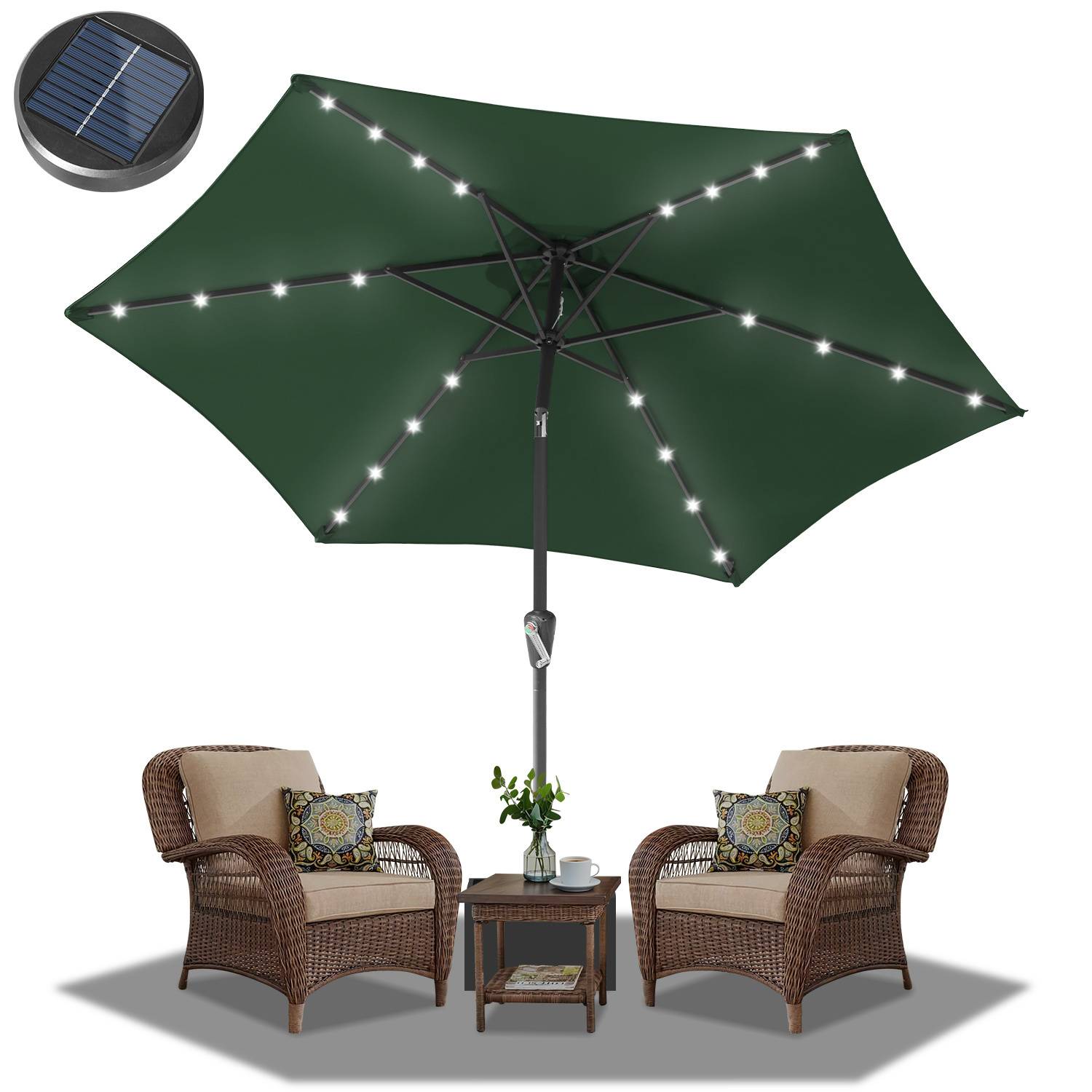Gartenmöbelset mit solarbetriebener LED-Schirm, zwei Korbstühlen mit Kissen und einem kleinen Tisch dazwischen.
