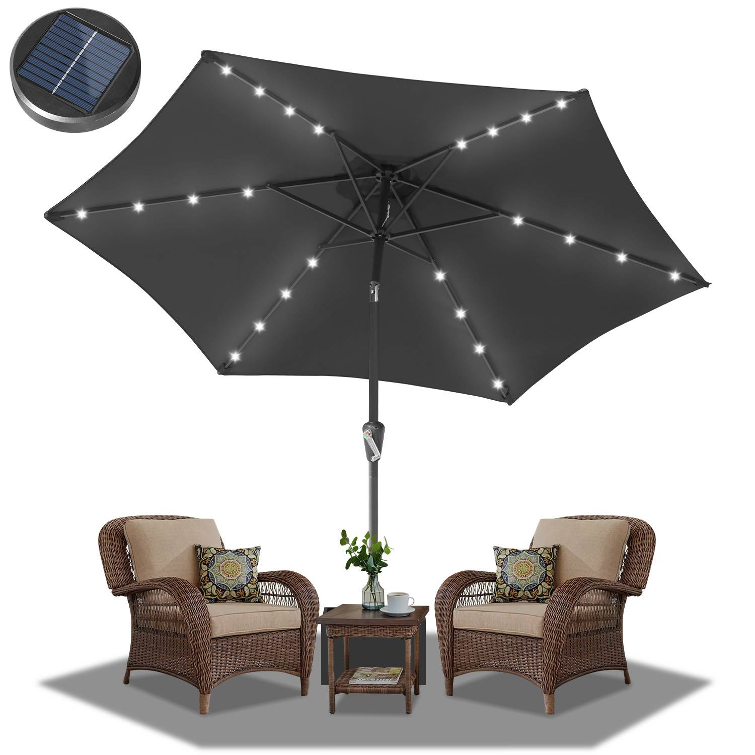 Ein Paar Korbstühle mit Kissen neben einem kleinen Tisch unter einem großen schwarzen Terrassenschirm mit LED-Leuchten und einem Solarpanel.