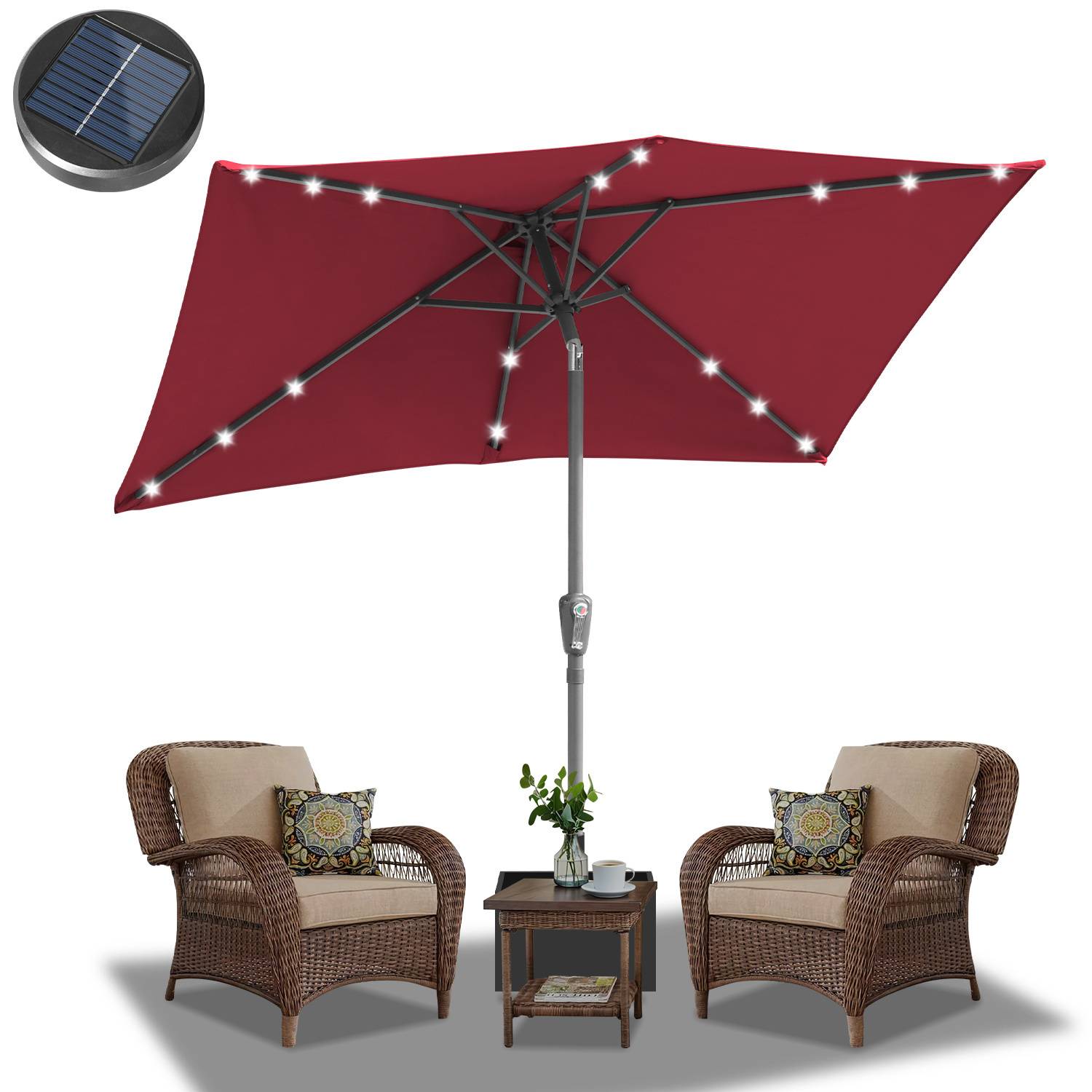 Ein sonnenbetriebener roter Terrassenschirm mit LED-Lichtern steht zwischen zwei Korbstühlen und einem kleinen Tisch mit einer Pflanze, ideal für Außensitzplätze.