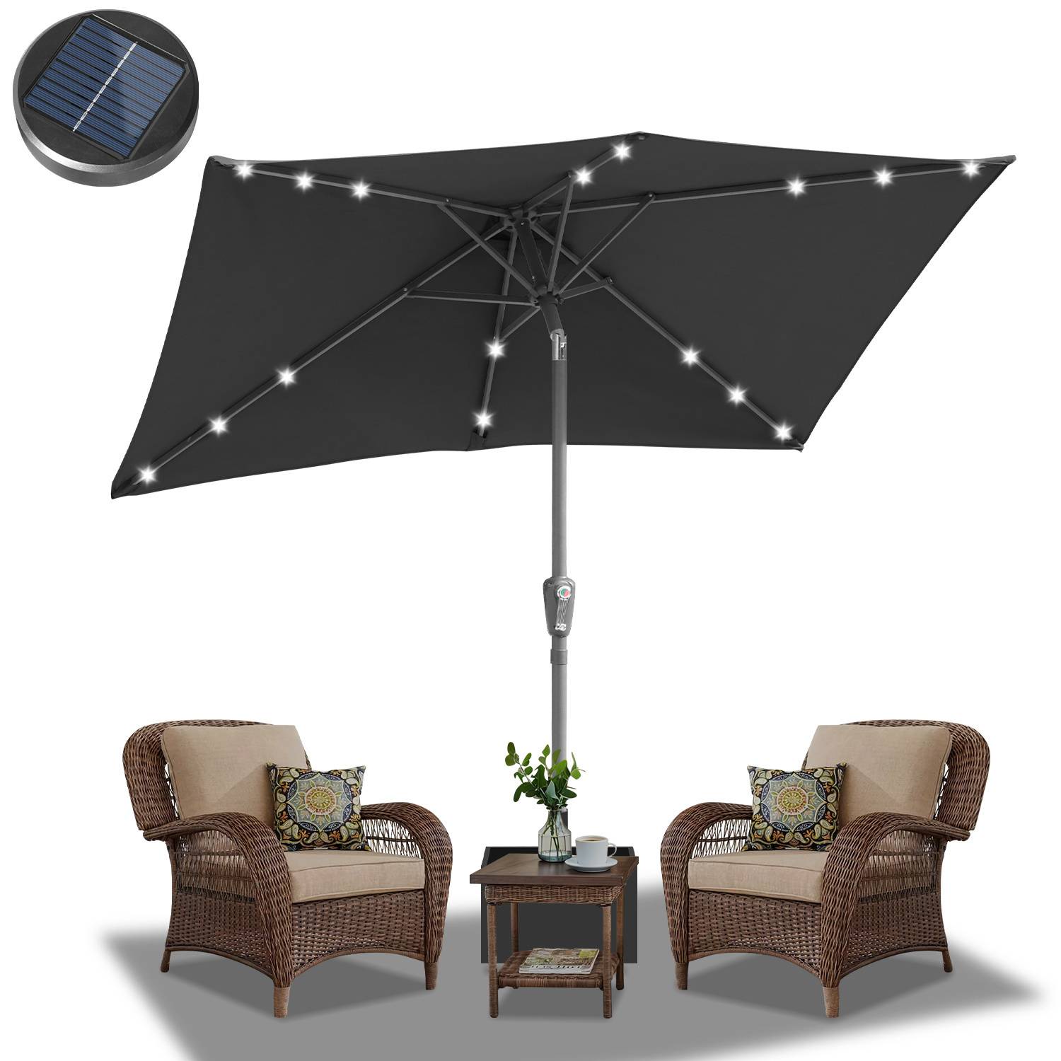 Gartengarnitur mit zwei Rattanstühlen, einem kleinen Tisch und einem großen Sonnenschirm mit solarbetriebenen LED-Leuchten. Enthält ein eingefügtes Solarpanel.