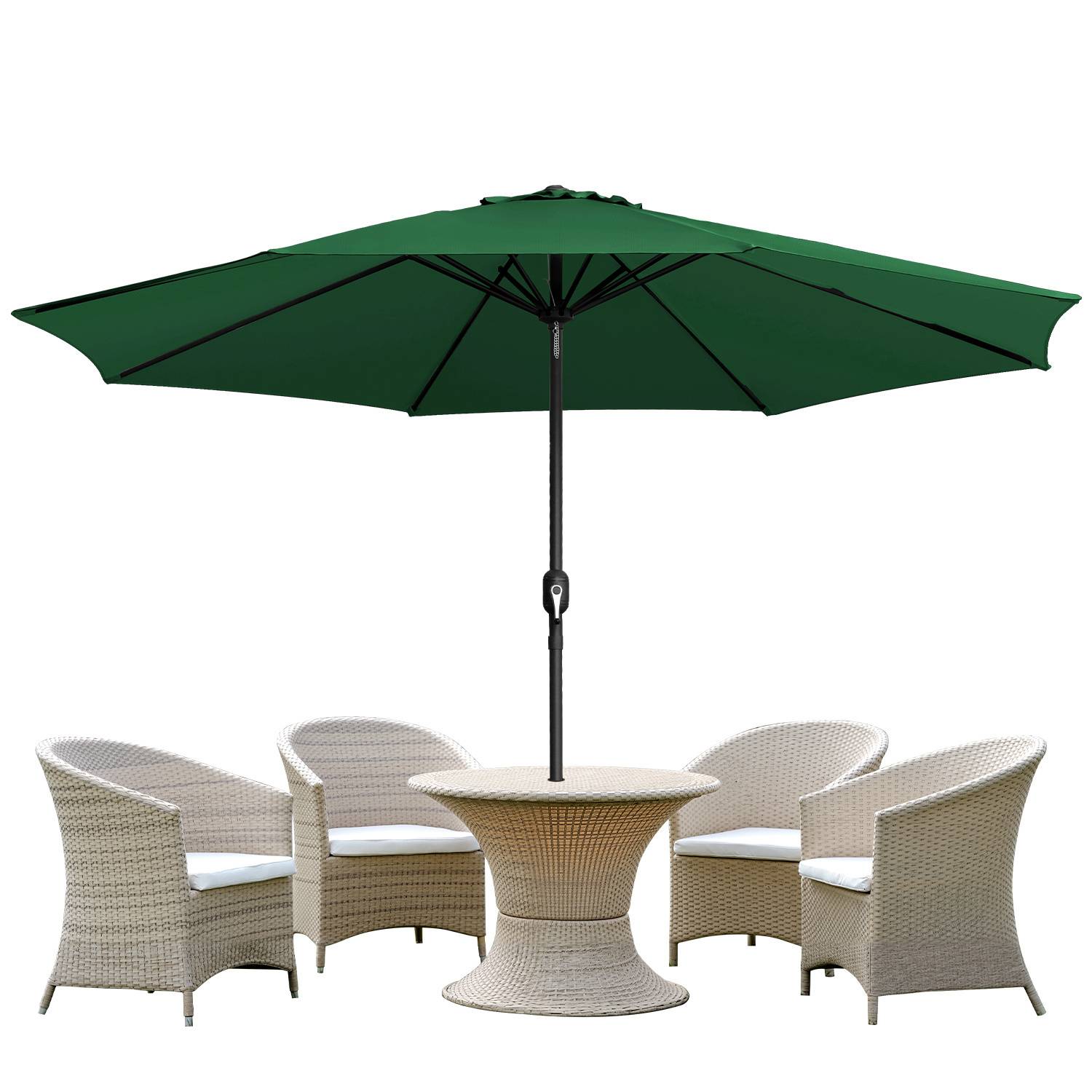 Ein Gartenmöbel-Set aus Korbgeflecht mit vier Stühlen und einem runden Tisch unter einem grünen Sonnenschirm.