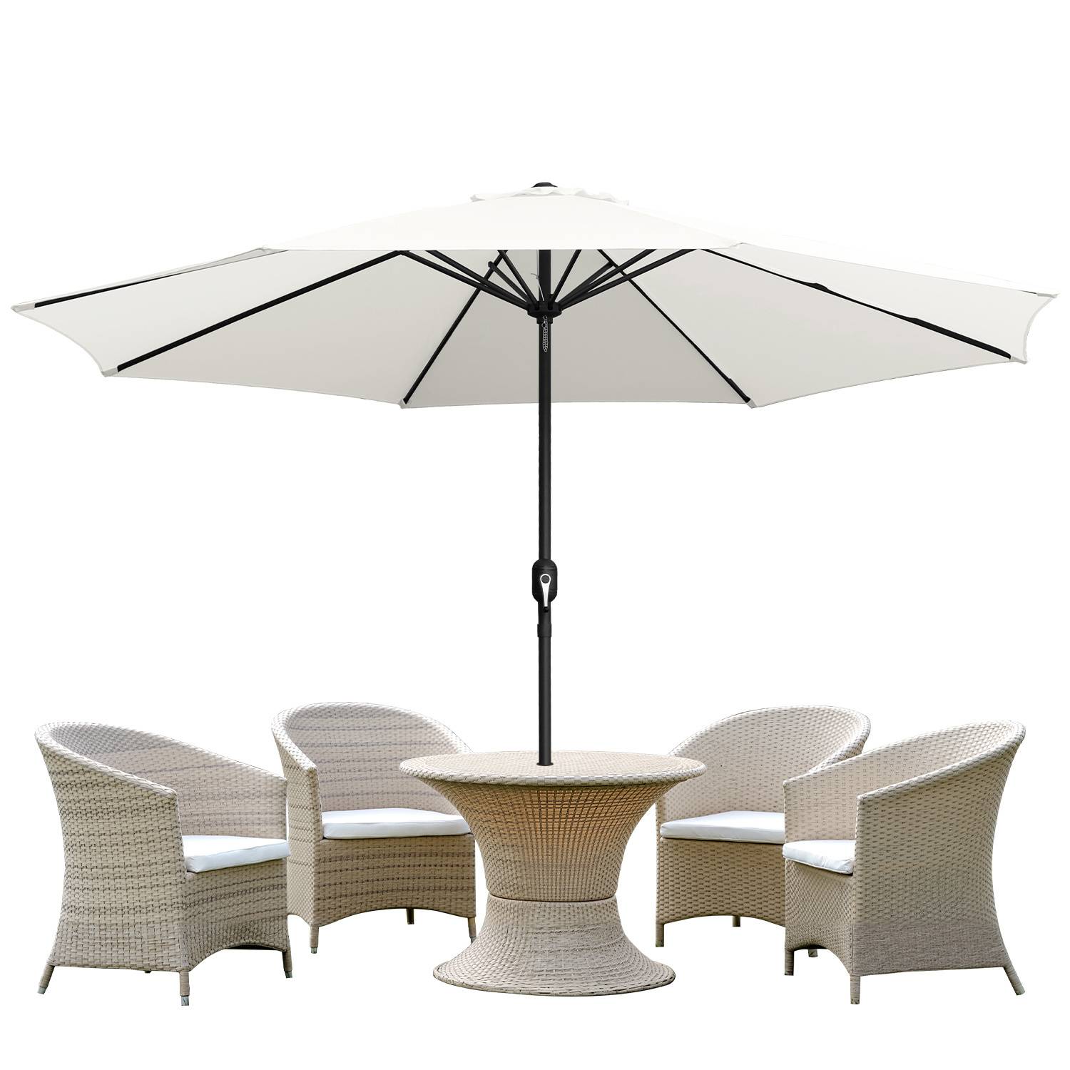 Vier Korbstühle umgeben einen runden Korbstisch mit einem großen weißen Sonnenschirm darüber.