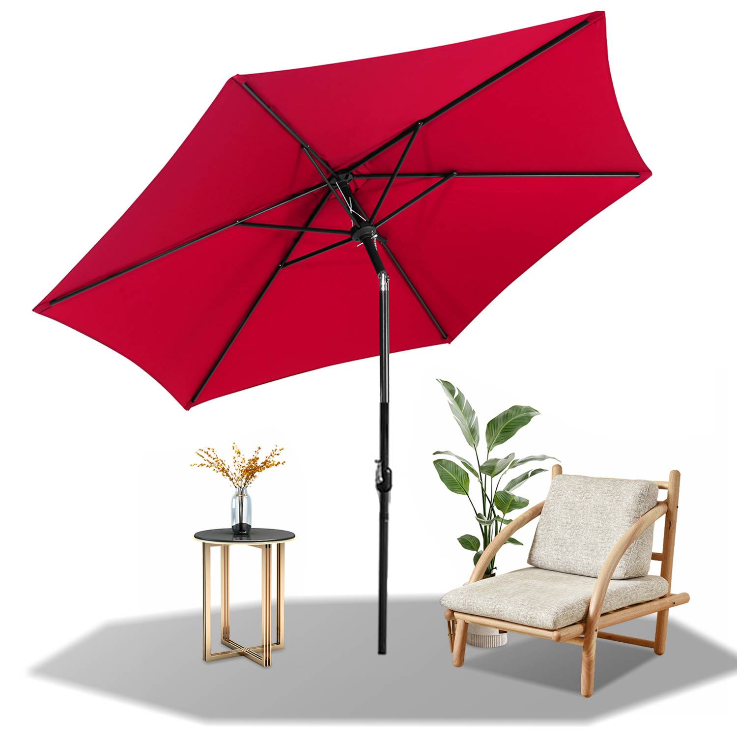 Ein roter Terrassenschirm mit einem schwarzen Mast spendet Schatten für einen Holzstuhl. Ein kleiner runder Tisch mit einer Pflanze und Blumen steht in der Nähe auf einer hellgrauen Oberfläche.