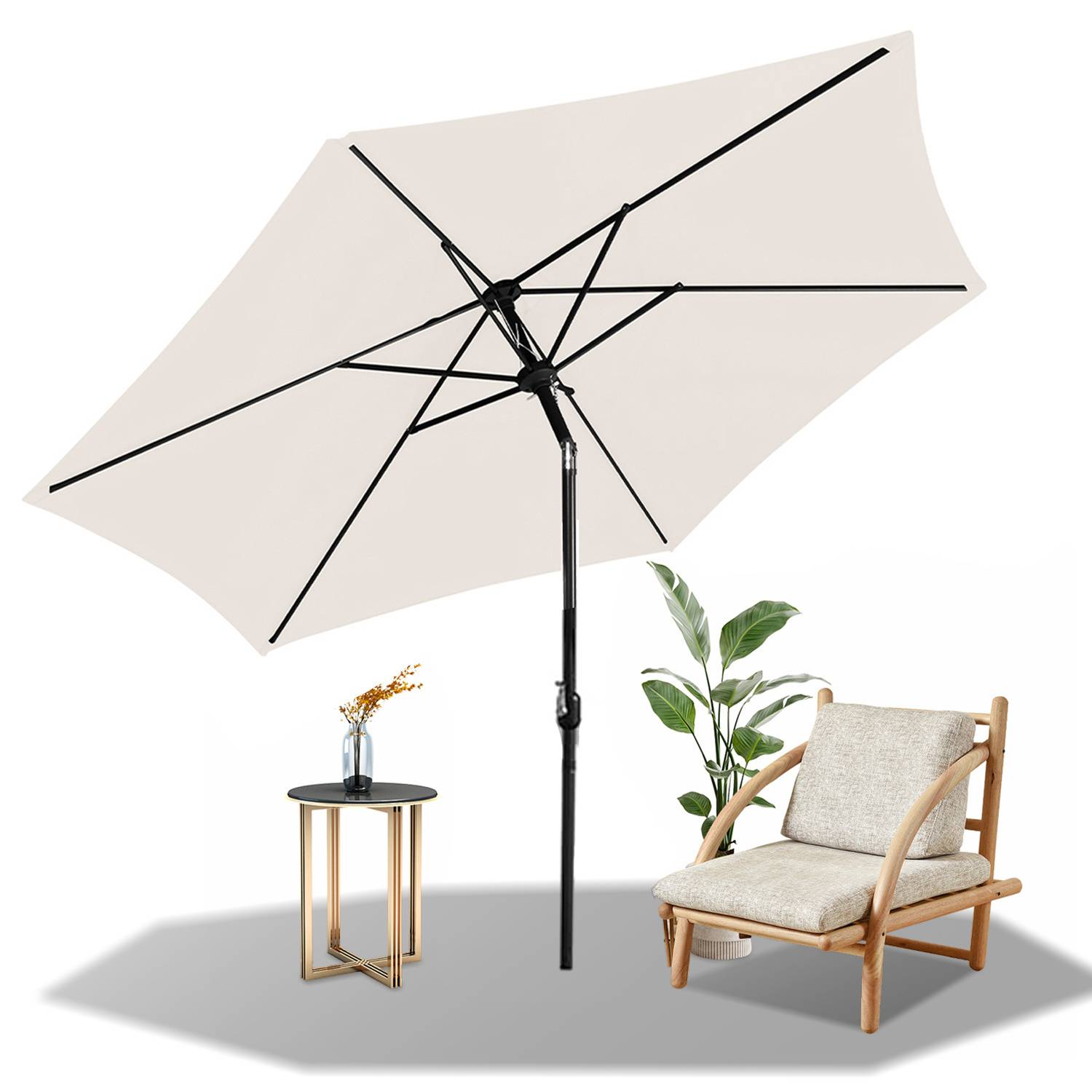 Ein beiger Terrassenschirm spendet Schatten über einem kleinen runden Tisch mit einer Blumenvase und einem Holzstuhl mit Kissen, die auf einer sonnigen Terrasse stehen.